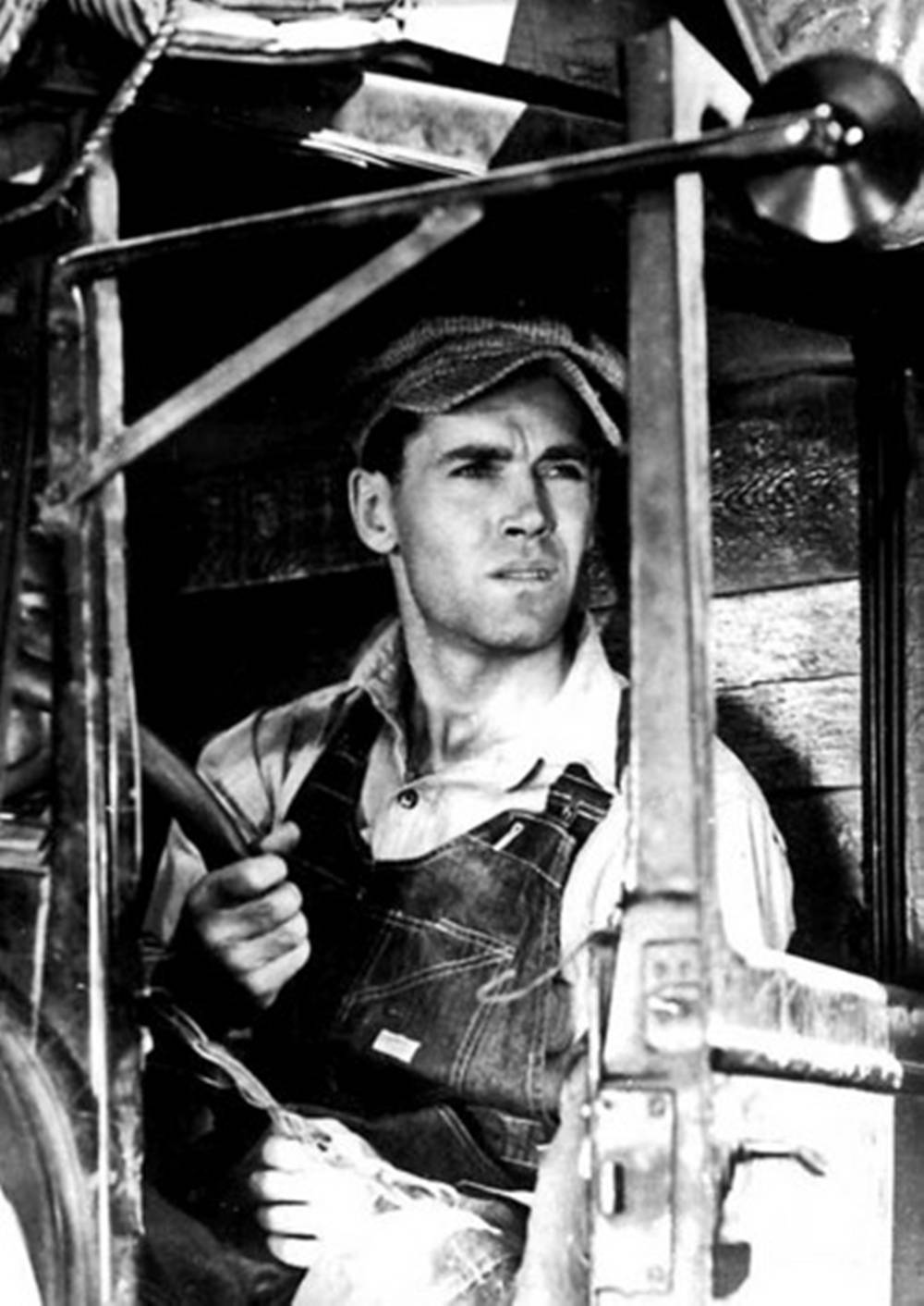 Henry Fonda As Tom Joad The Grapes Of Wrath Background