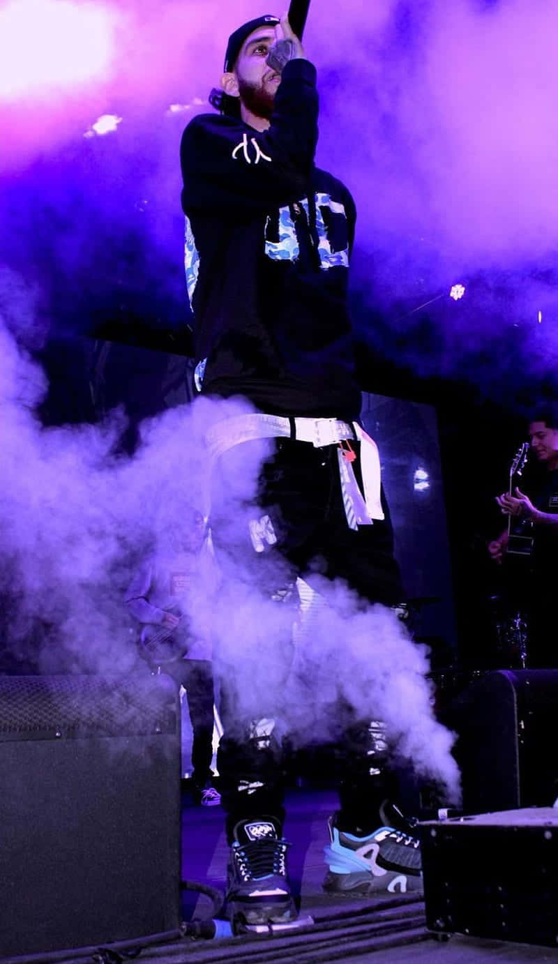 Herencia De Patrones Performing With Smoke Background