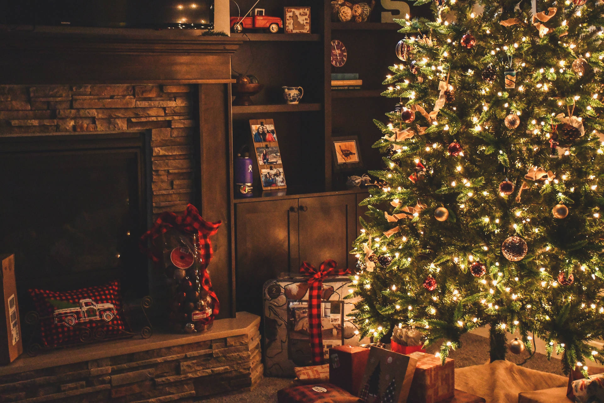 High-resolution Image Of A Traditional Christmas Setup Background