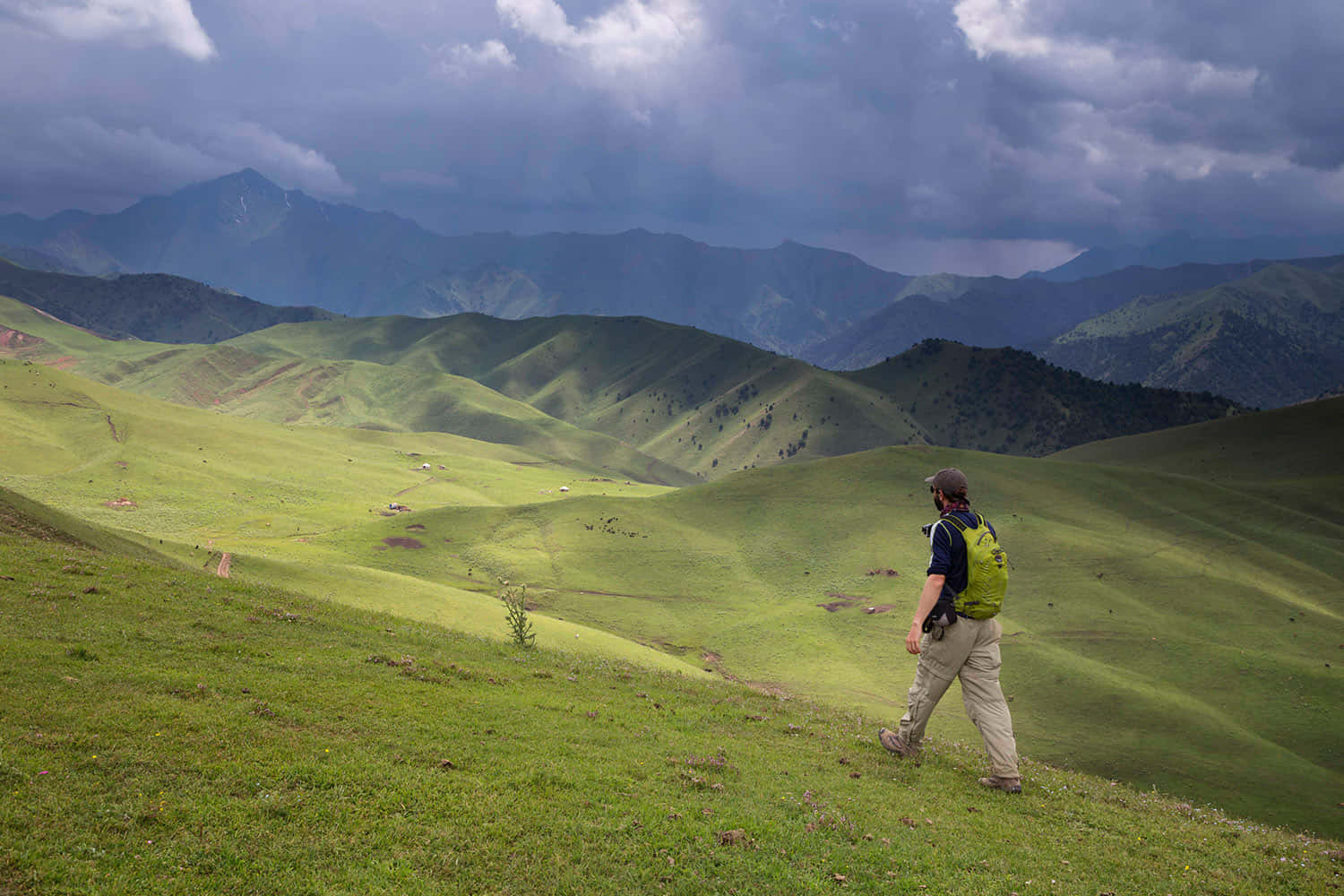 Hiking In Osh City Background