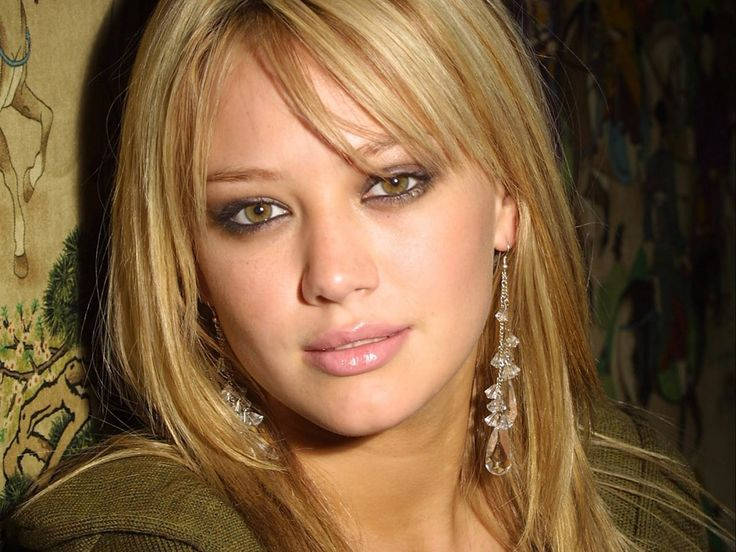 Hilary Duff With Makeup And Jewelry Background