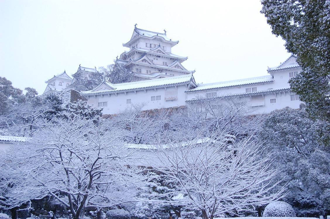 Himeji Castle In Snow Background