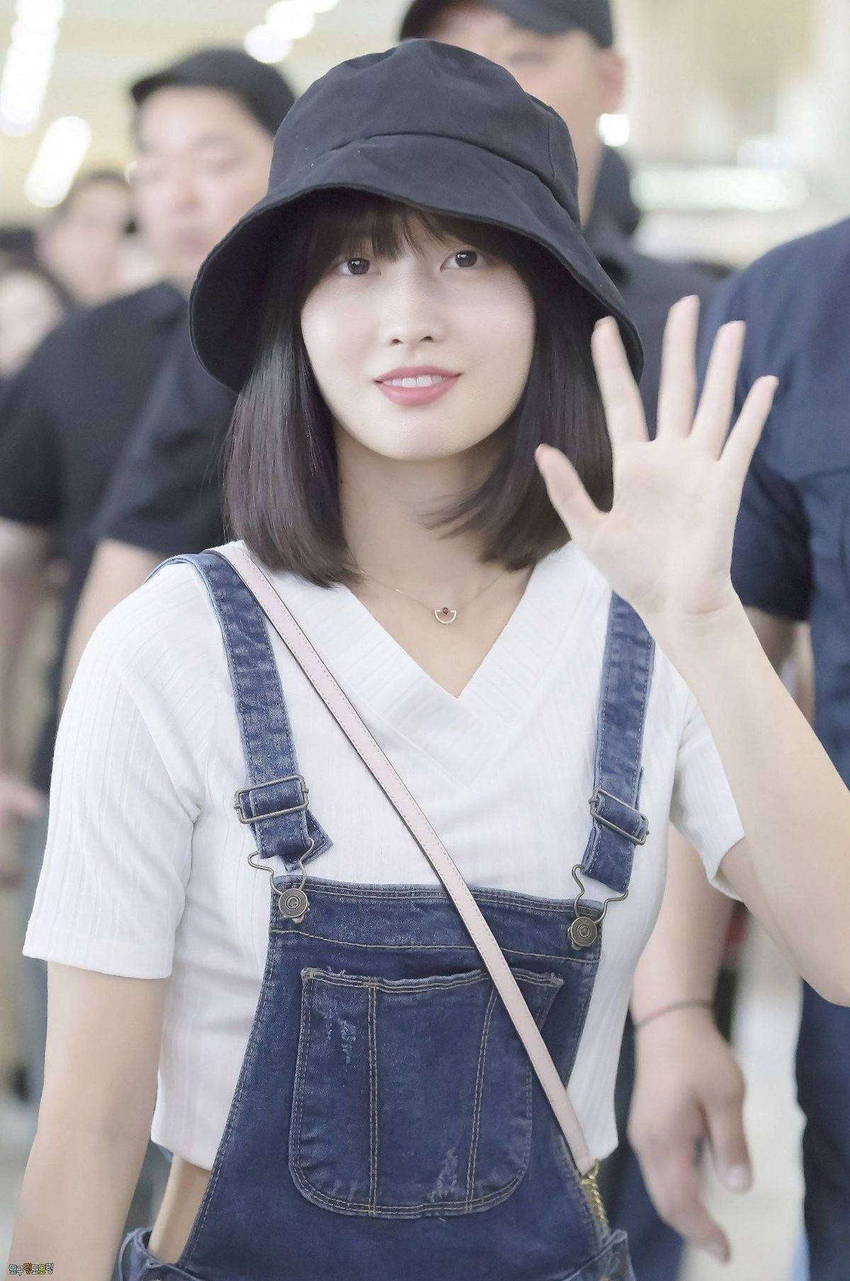 Hirai Momo In Black Bucket Hat Background