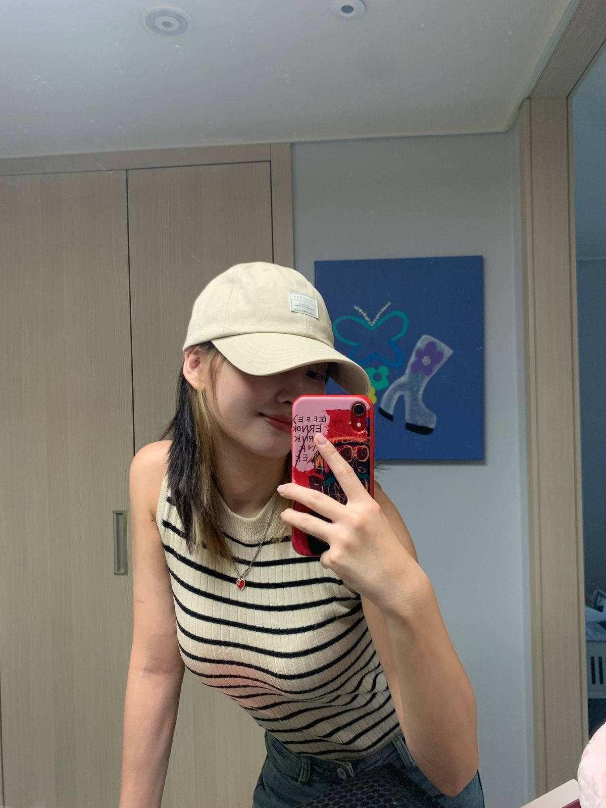 Hirai Momo Mirror Selfie Background