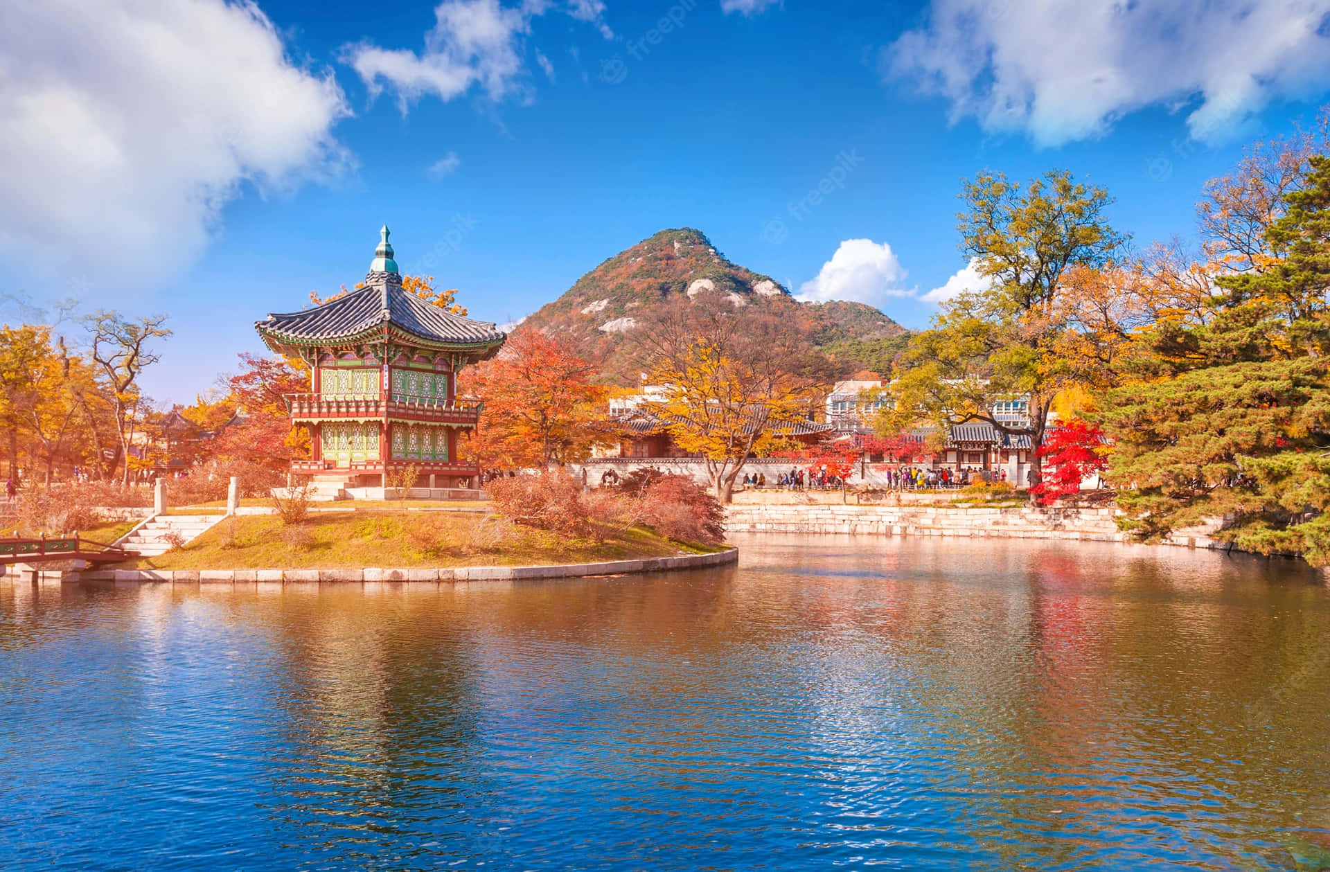 Historic Gyeongbokgung Palace In Autumn Background