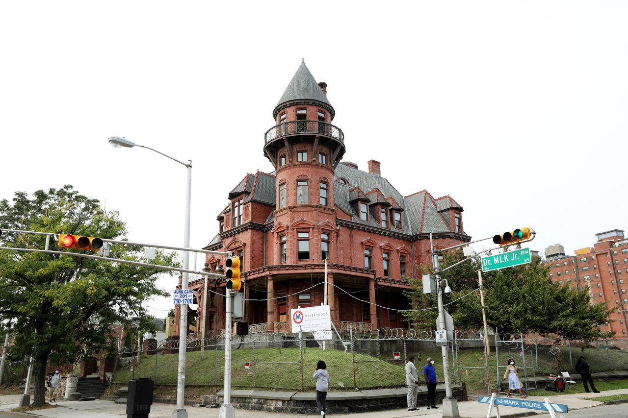 Historic Krueger-scott Mansion In Newark Background