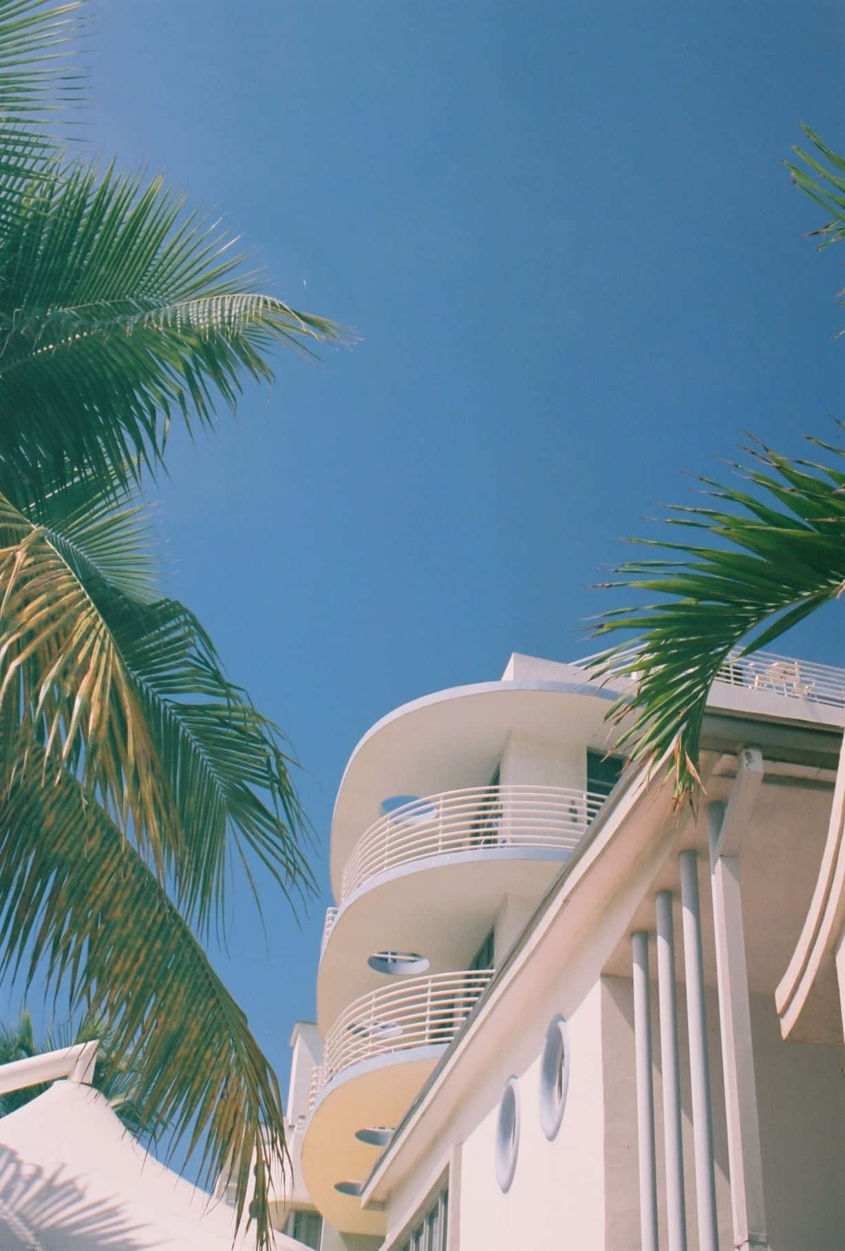 Historical Charm And Modern Amenities In Miami, Florida. Background