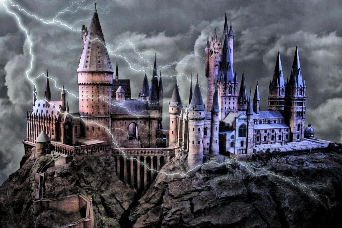 Hogwarts Castle With Lightning And Lightning Background