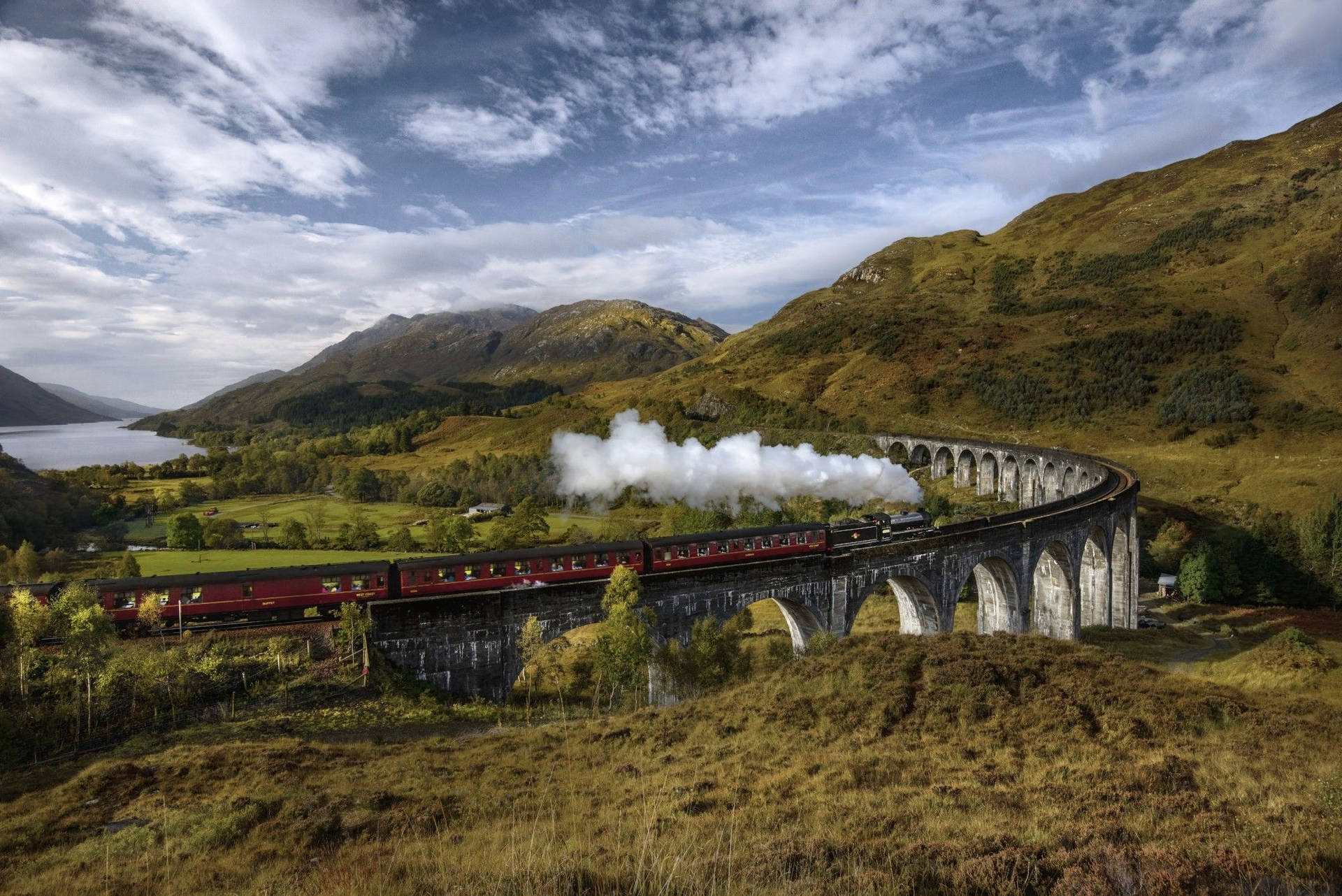 Hogwarts Express On Curved Platform Background
