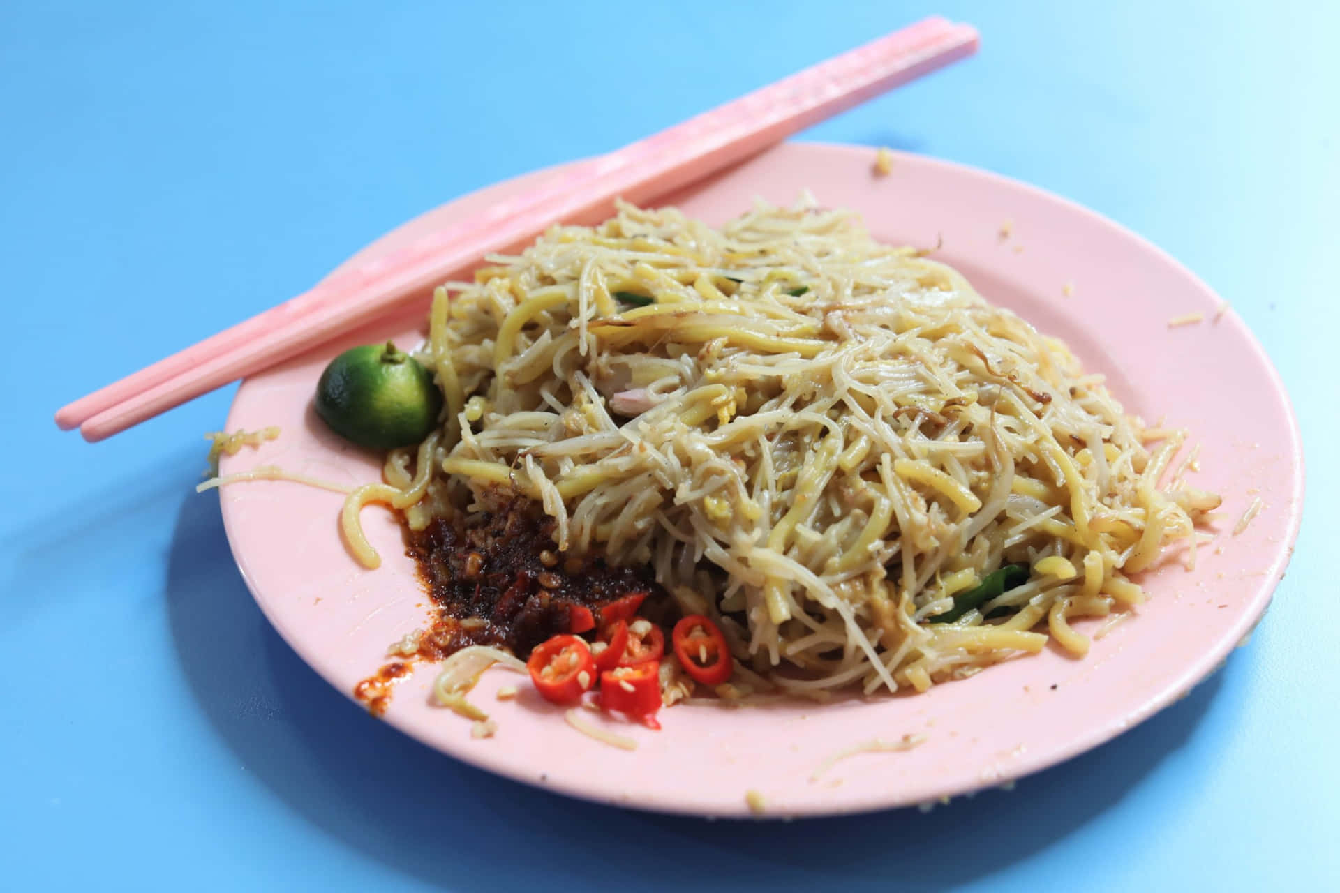 Hokkien Mee On Pink Plate Background