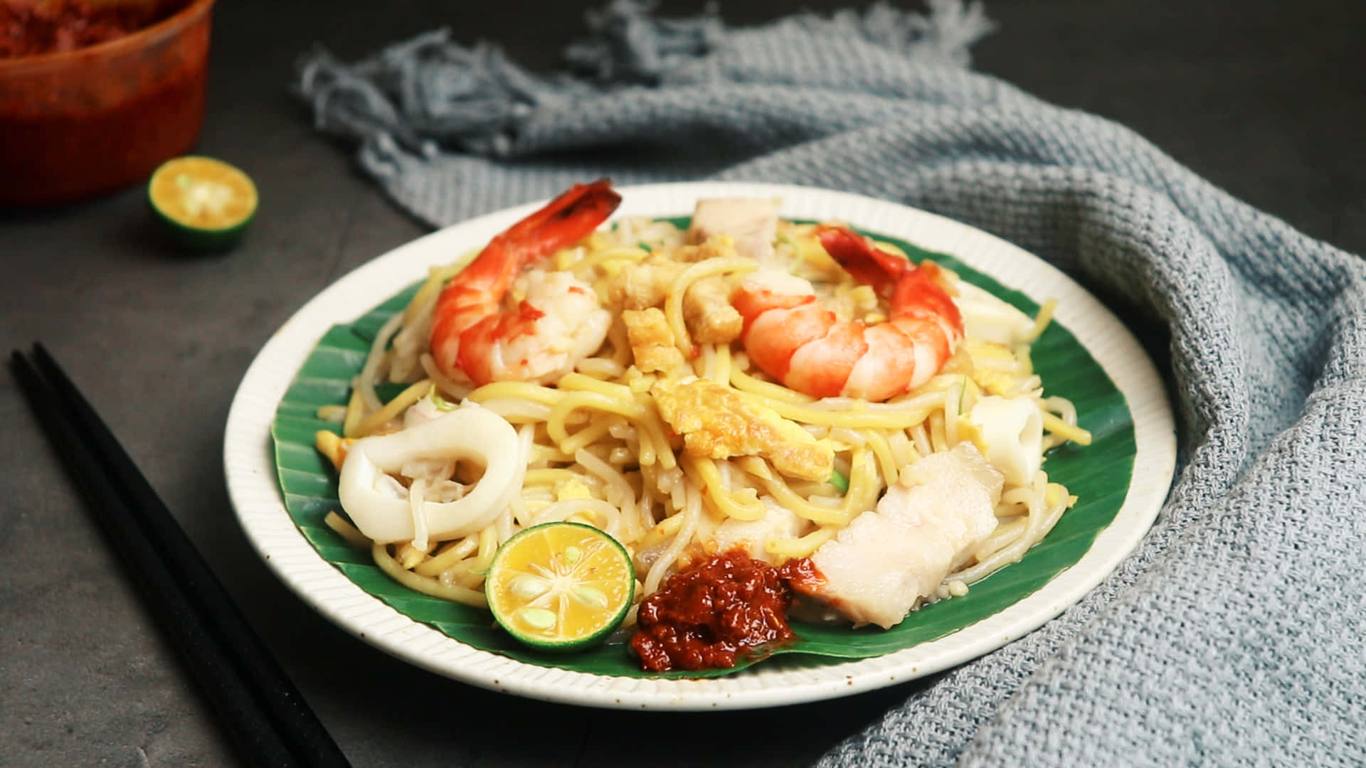 Hokkien Mee On Plate With Banana Leaf Background