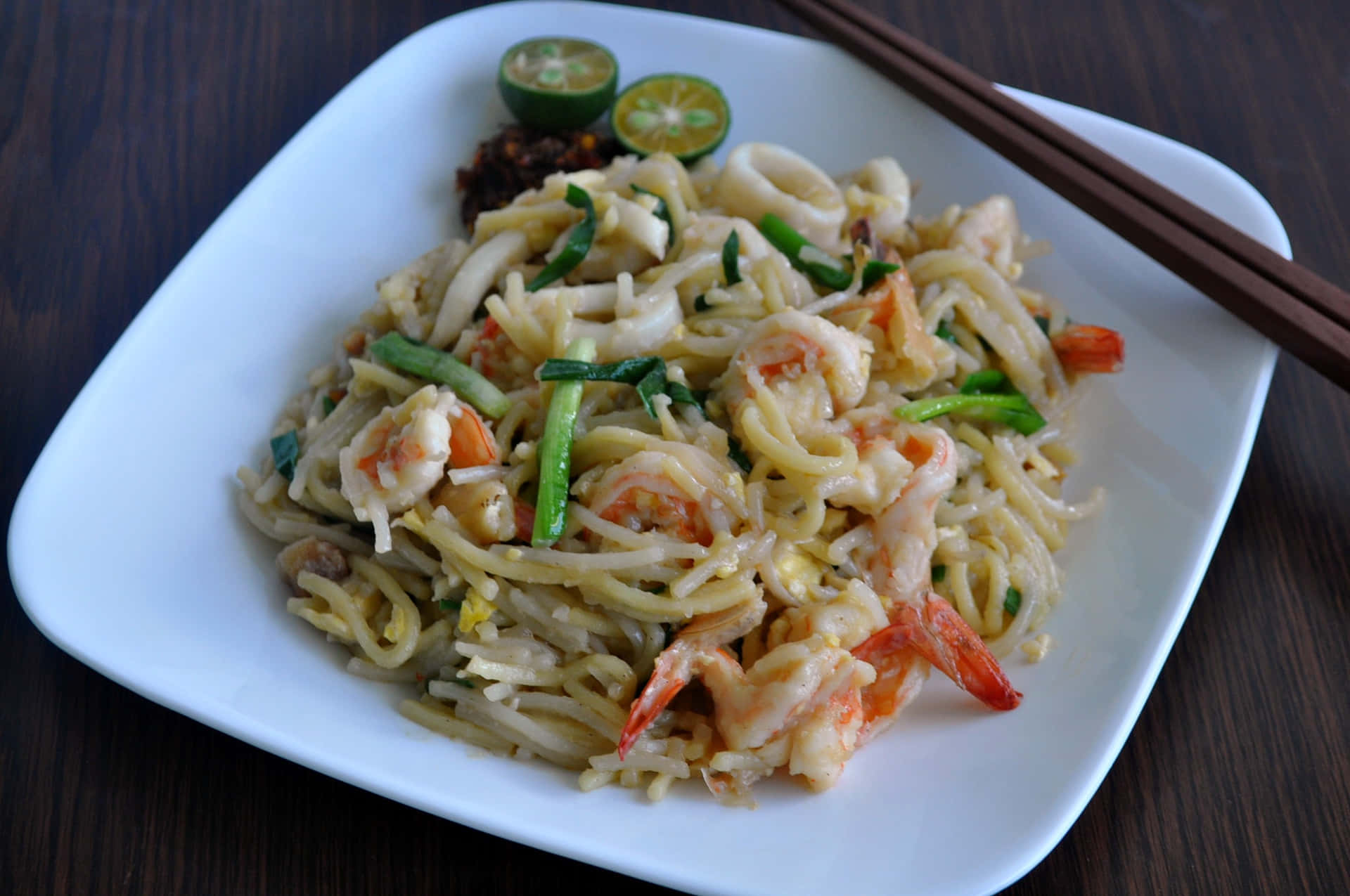 Hokkien Mee On White Square Plate Background