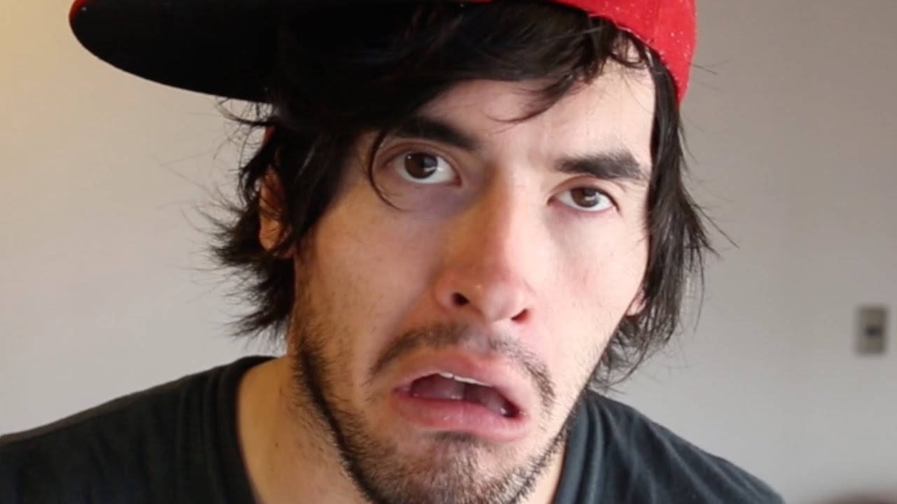 Holasoygerman Making A Funny Face Background