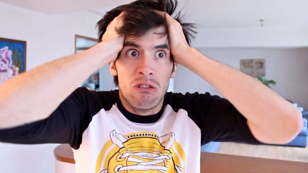 Holasoygerman Pulling His Hair Background