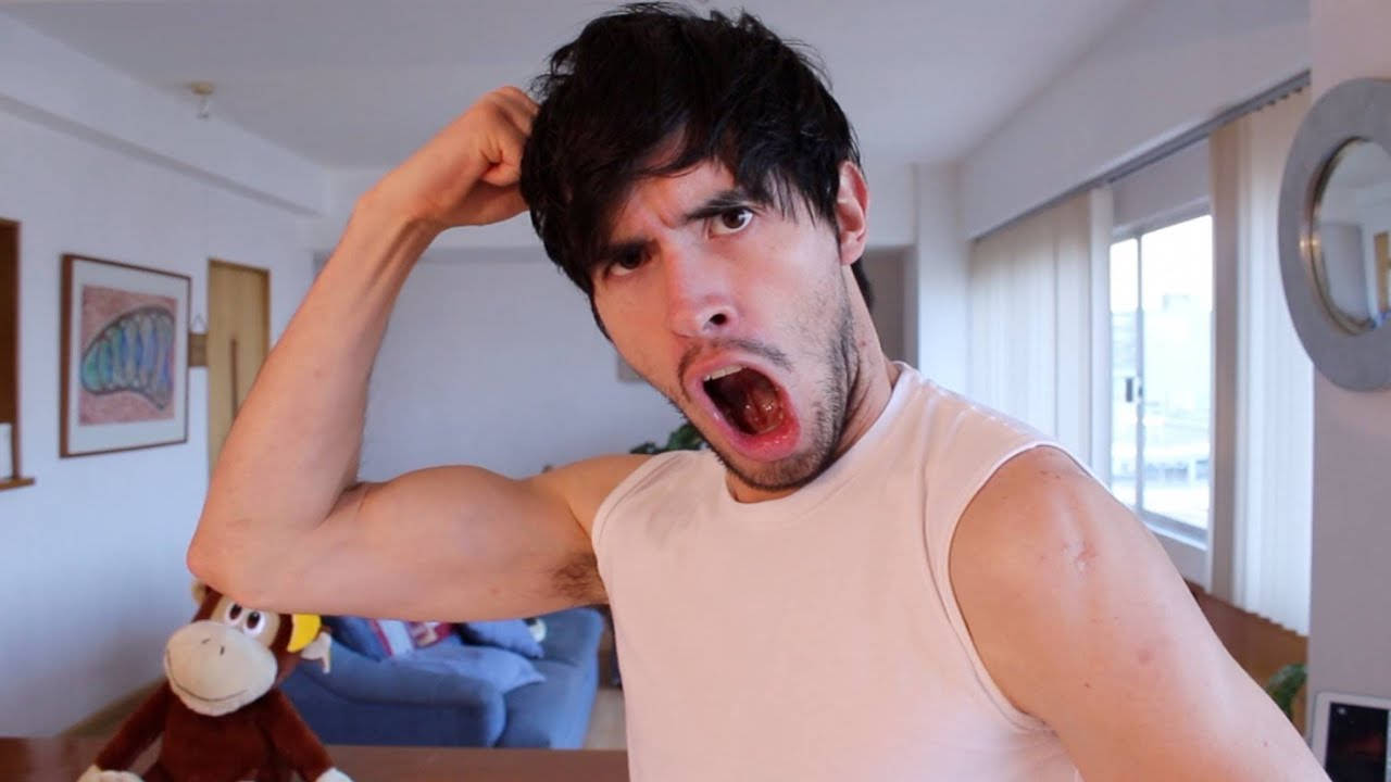 Holasoygerman Showing His Muscles Background