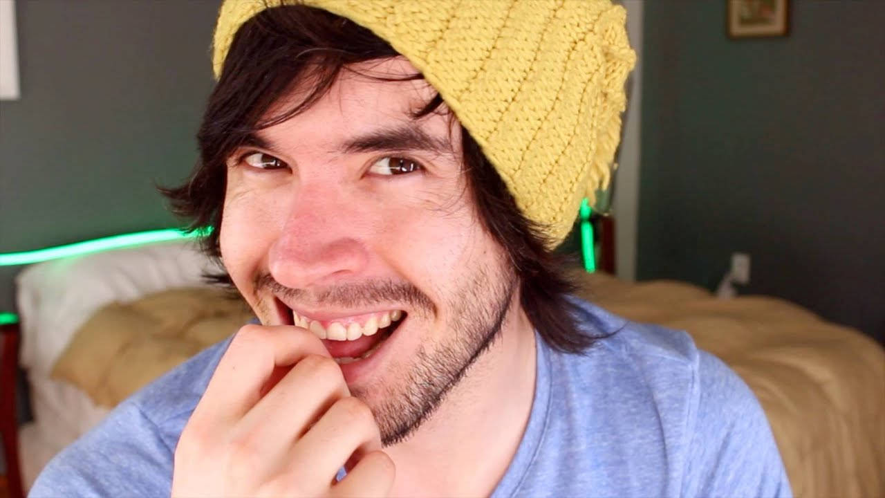 Holasoygerman Smiling Sweetly Background