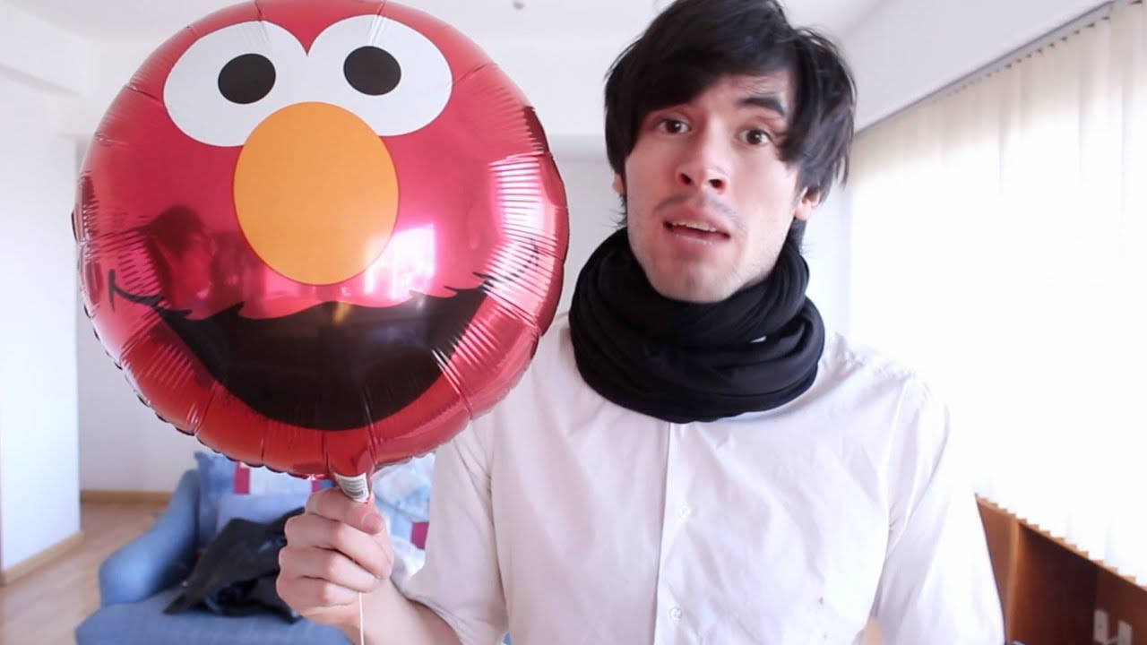 Holasoygerman With Elmo Balloon Background