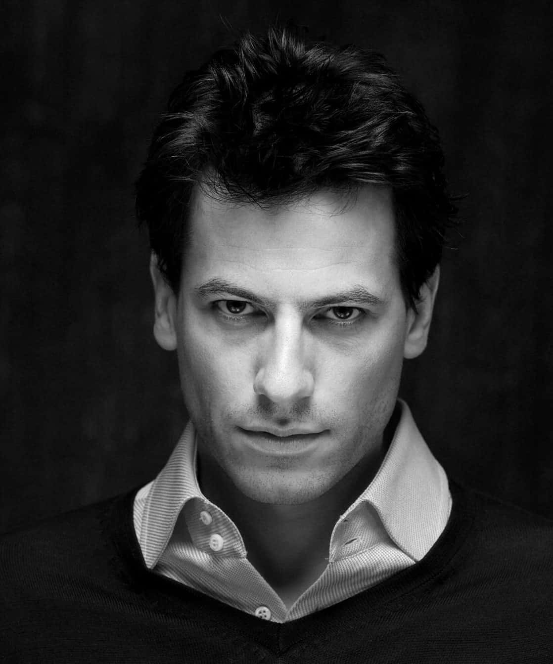 Hollywood Actor Ioan Gruffudd In An Elegant Pose