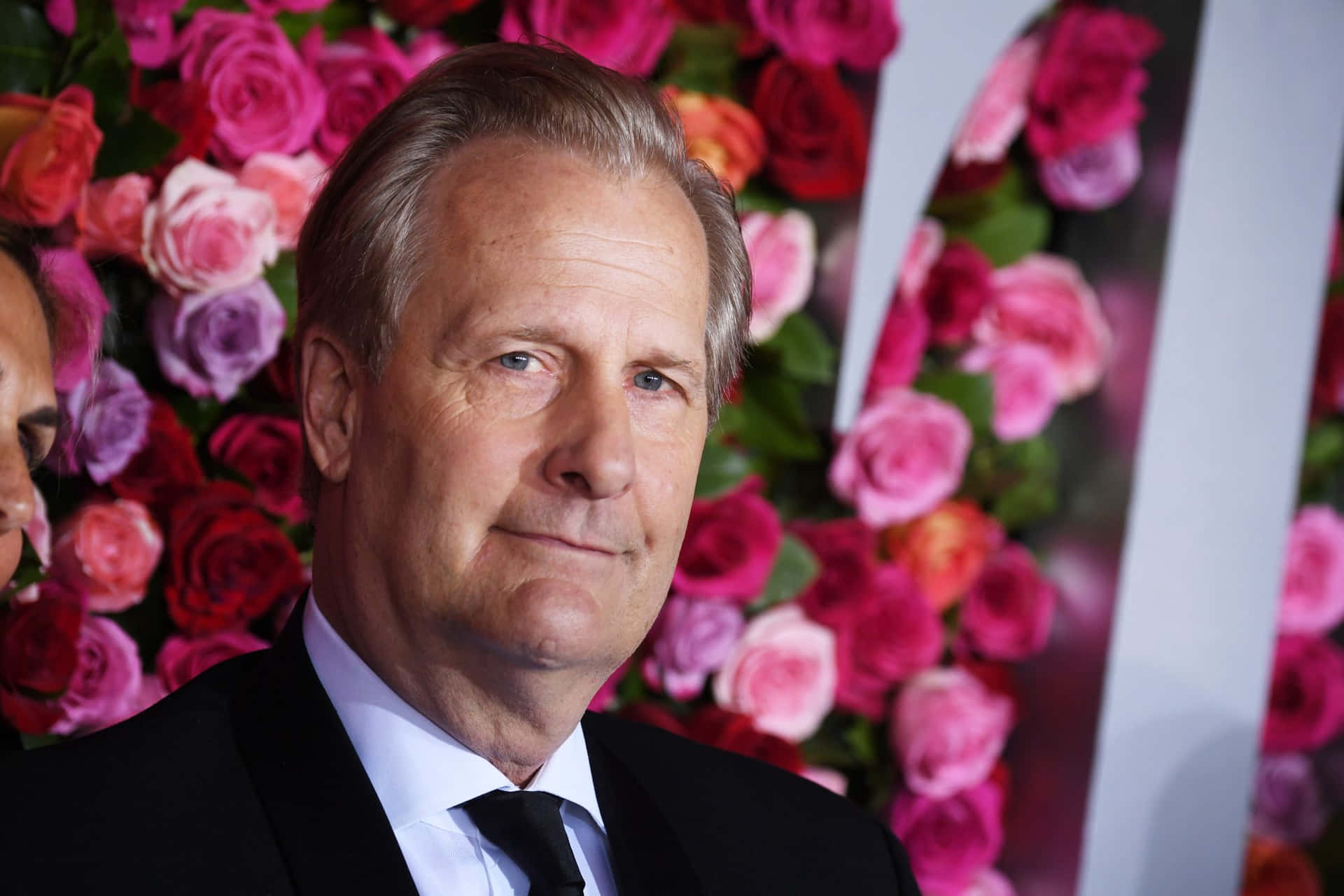 Hollywood Actor Jeff Daniels Posing For A Photoshoot Background