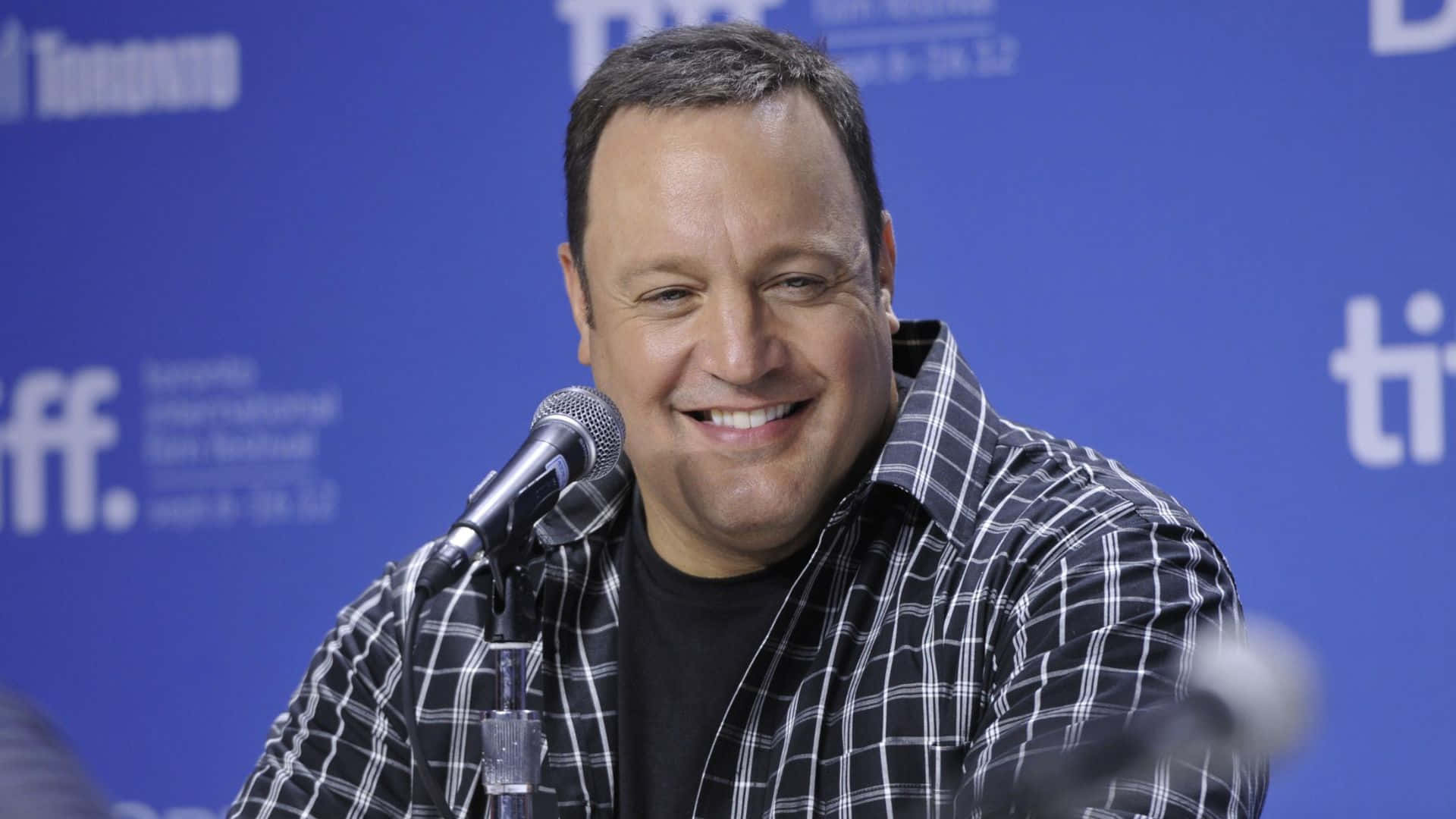 Hollywood Actor Kevin James Poses On The Red Carpet. Background