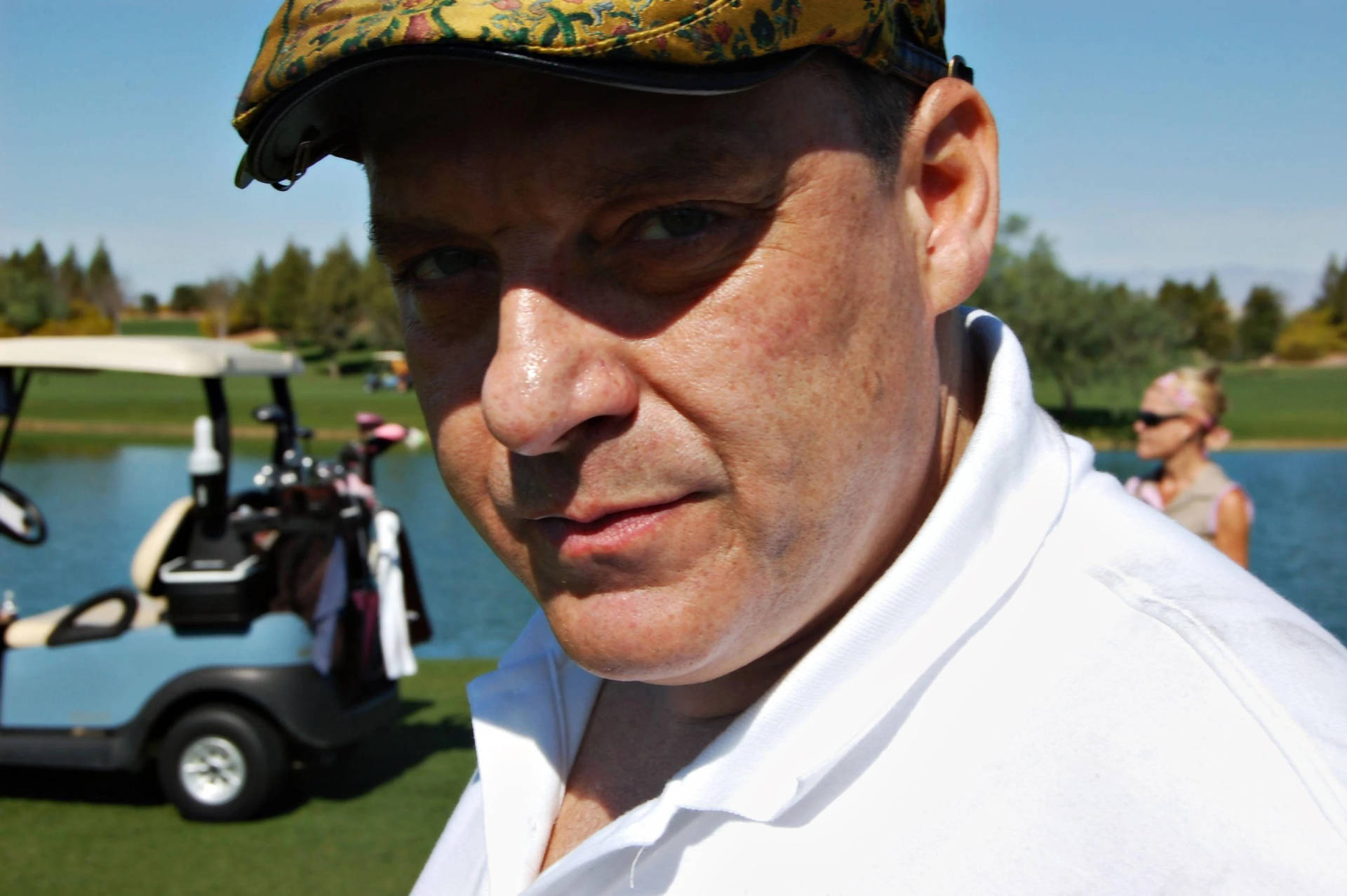 Hollywood Actor Tom Sizemore Enjoying A Game Of Golf On A Sunny Day.