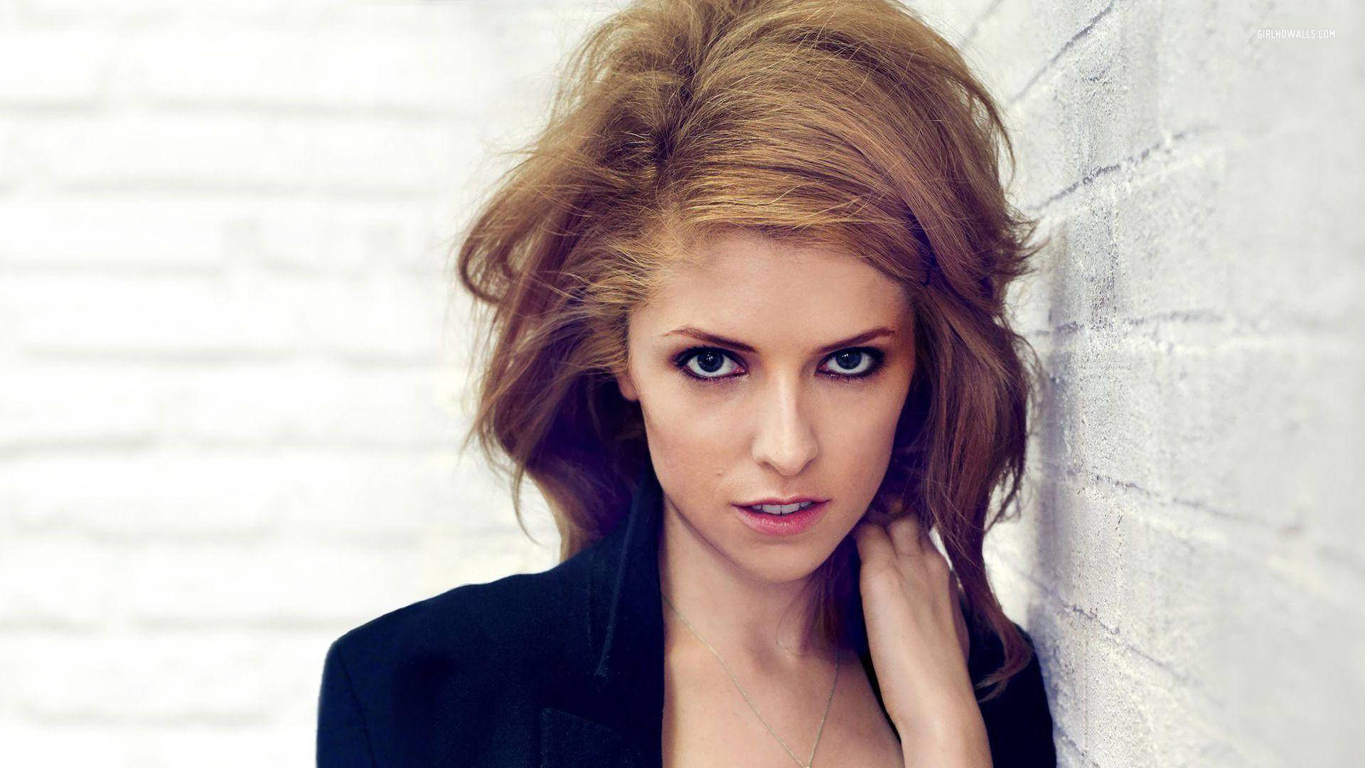 Hollywood Actress Anna Kendrick During A Gq Photoshoot Background