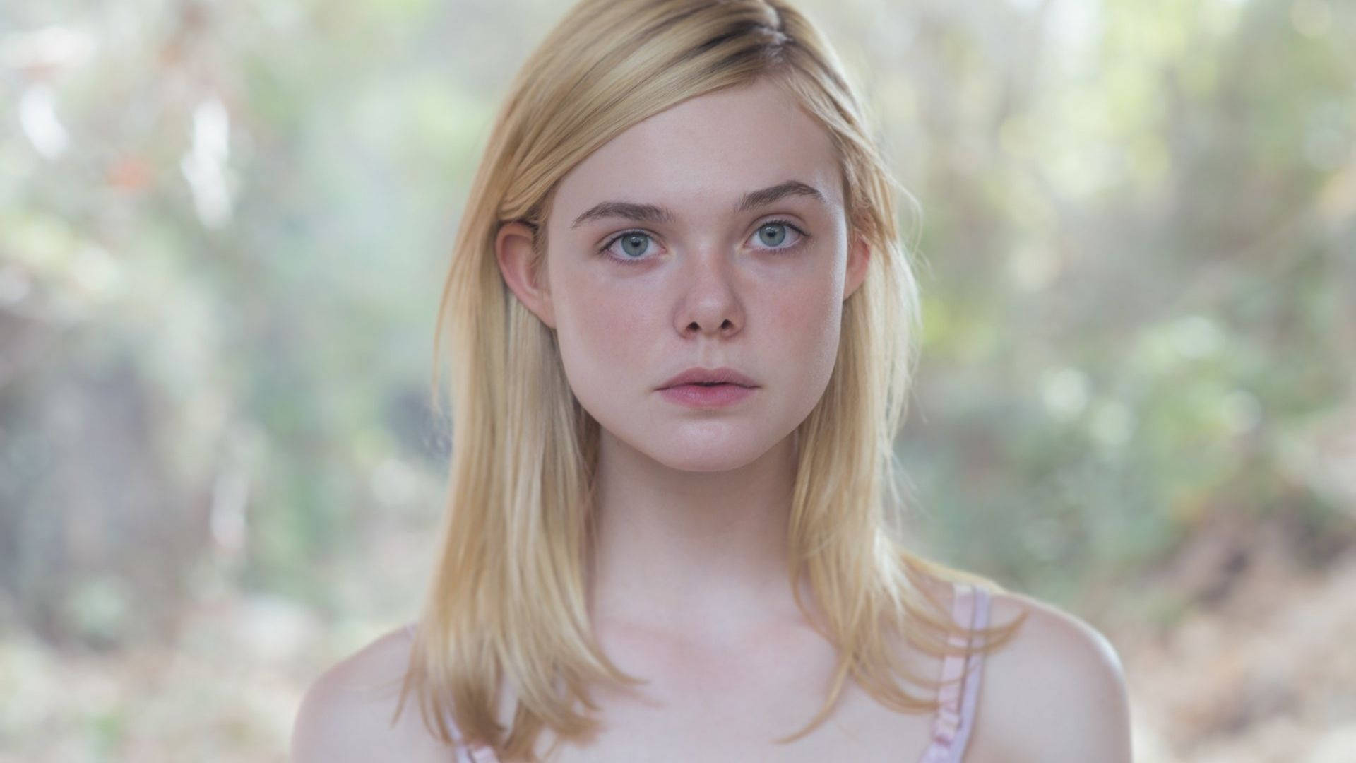 Hollywood Actress Elle Fanning Background