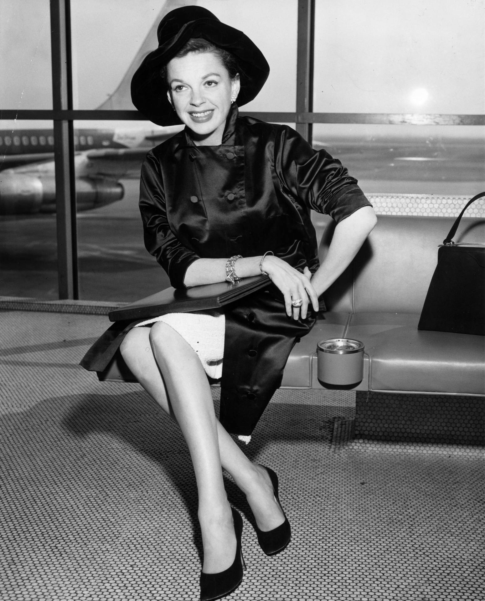 Hollywood Actress Judy Garland At The Airport Background