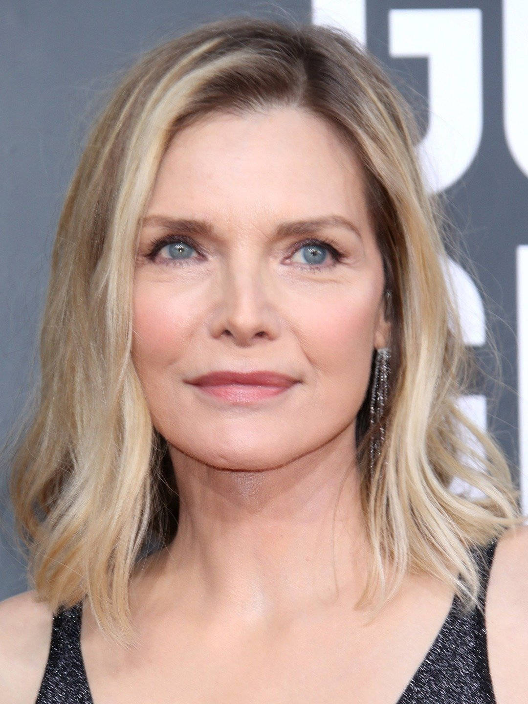 Hollywood Actress Michelle Pfeiffer Red Carpet