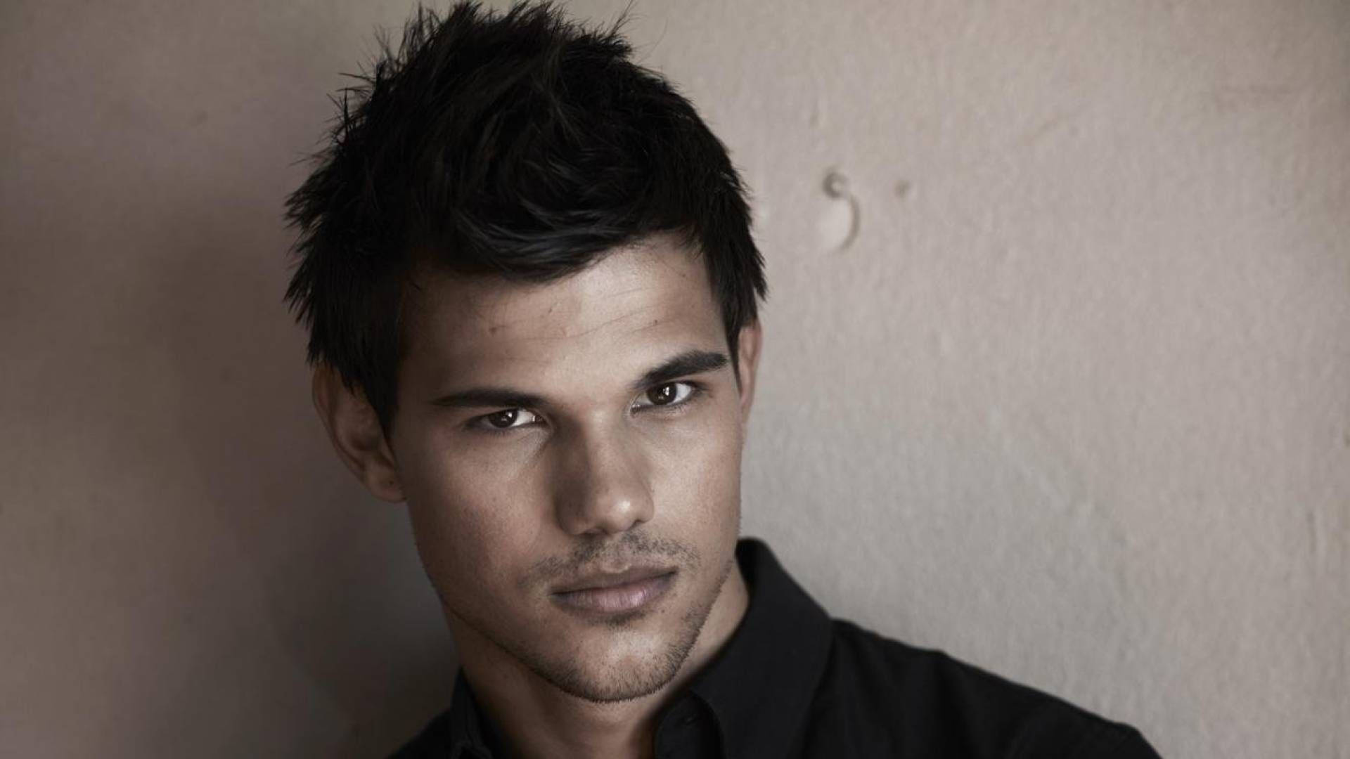Hollywood Heartthrob Taylor Lautner Showcasing An Alluring Look. Background