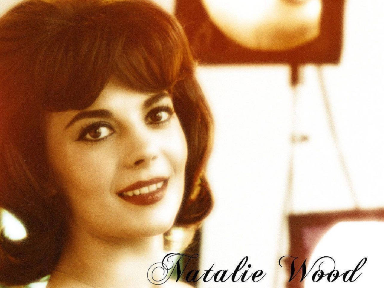 Hollywood Icon Natalie Wood Flaunting A 1960s Hairstyle Background