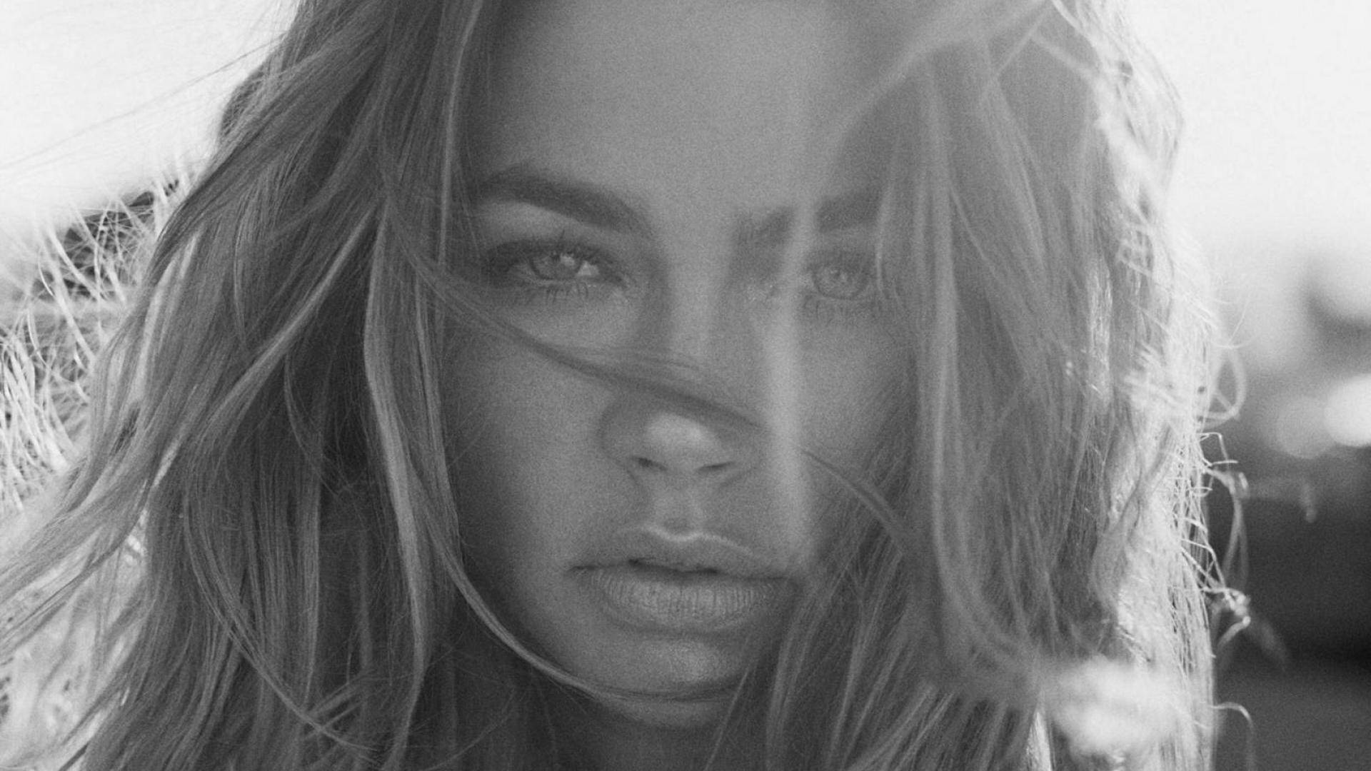 Hollywood Star Denise Richards Black And White Headshot Background