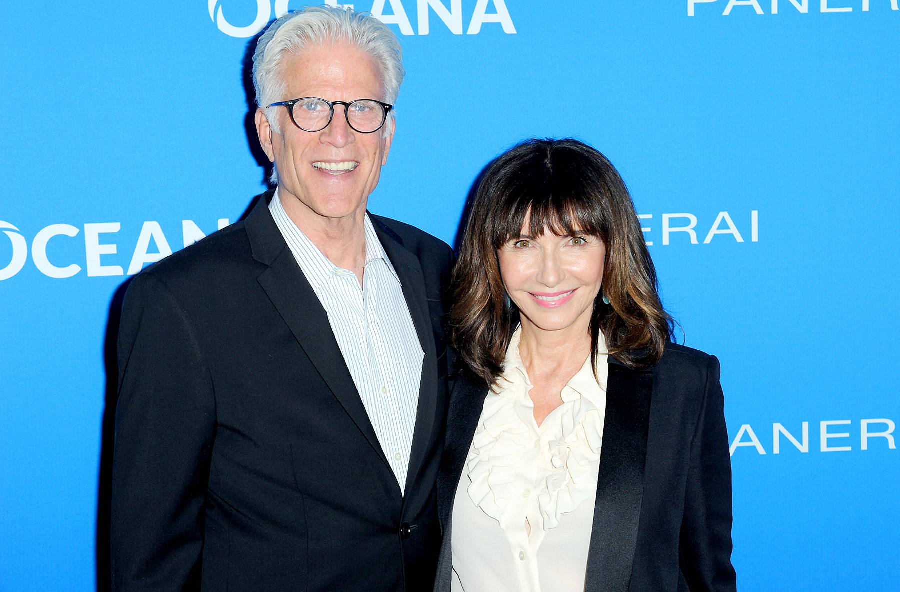 Hollywood Stars Mary Steenburgen And Ted Danson In Elegant Outfits Background