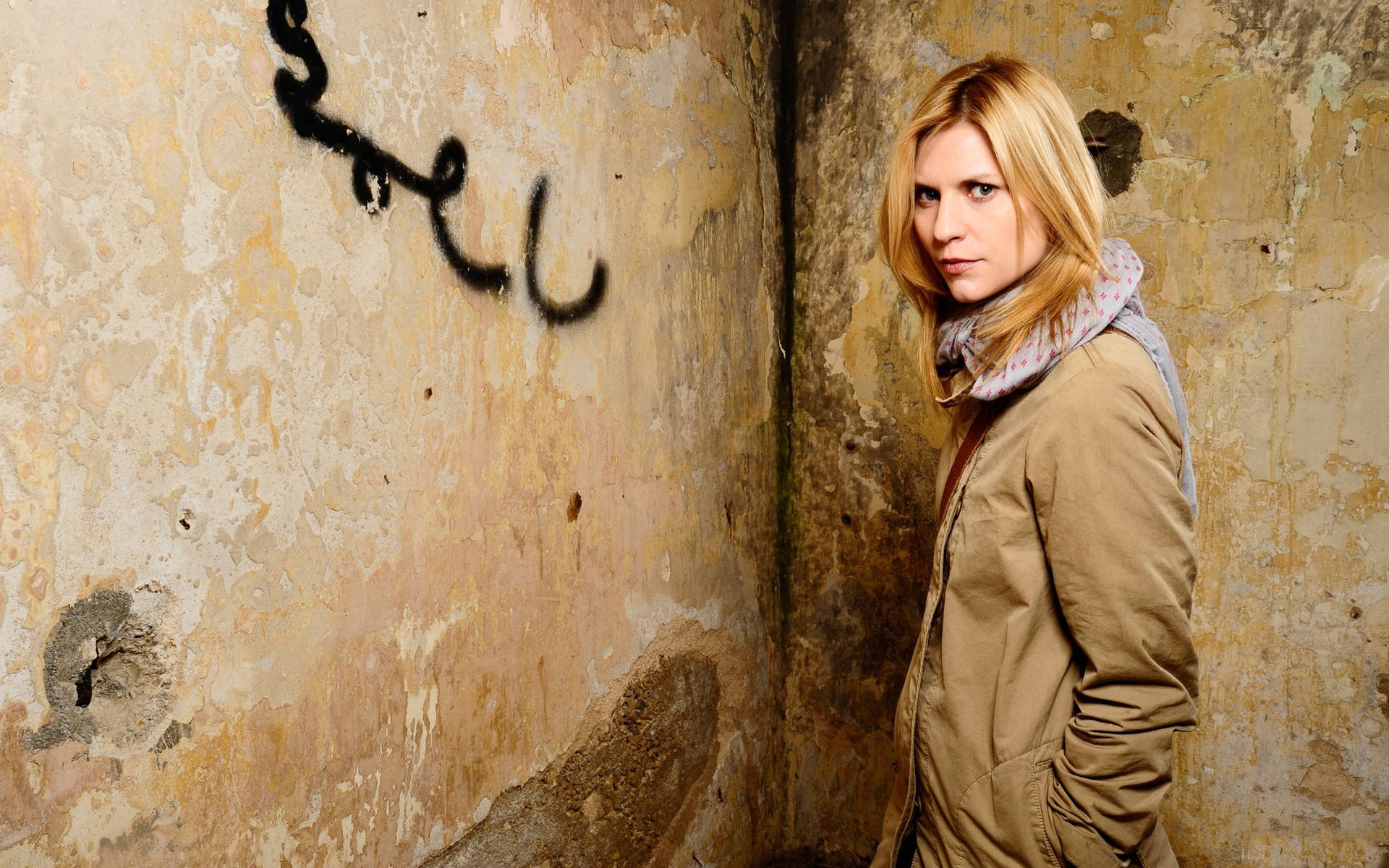 Homeland Carrie With Concrete Wall Background