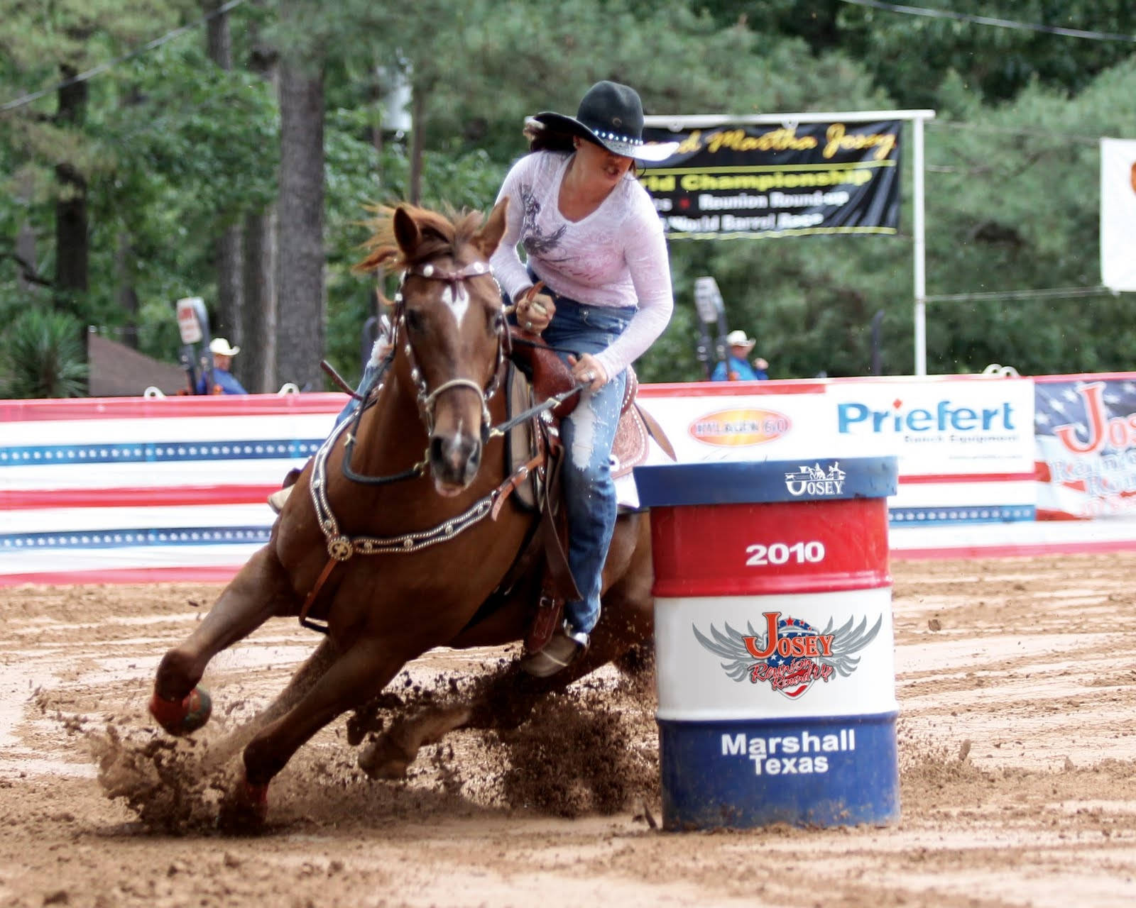 Horse Performing A Tight Turn During A Barrel Racing Event Background