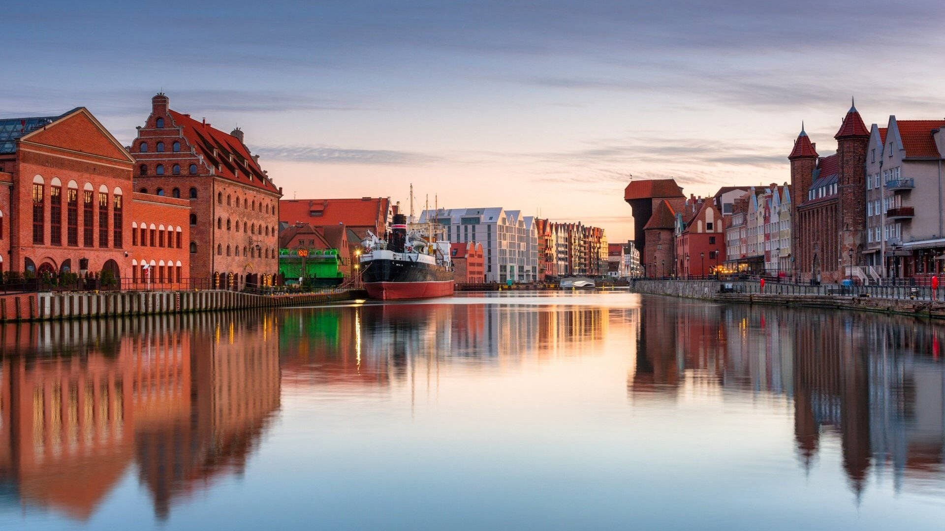 Hotel Krolewski In Gdansk Near The Crooked House Background