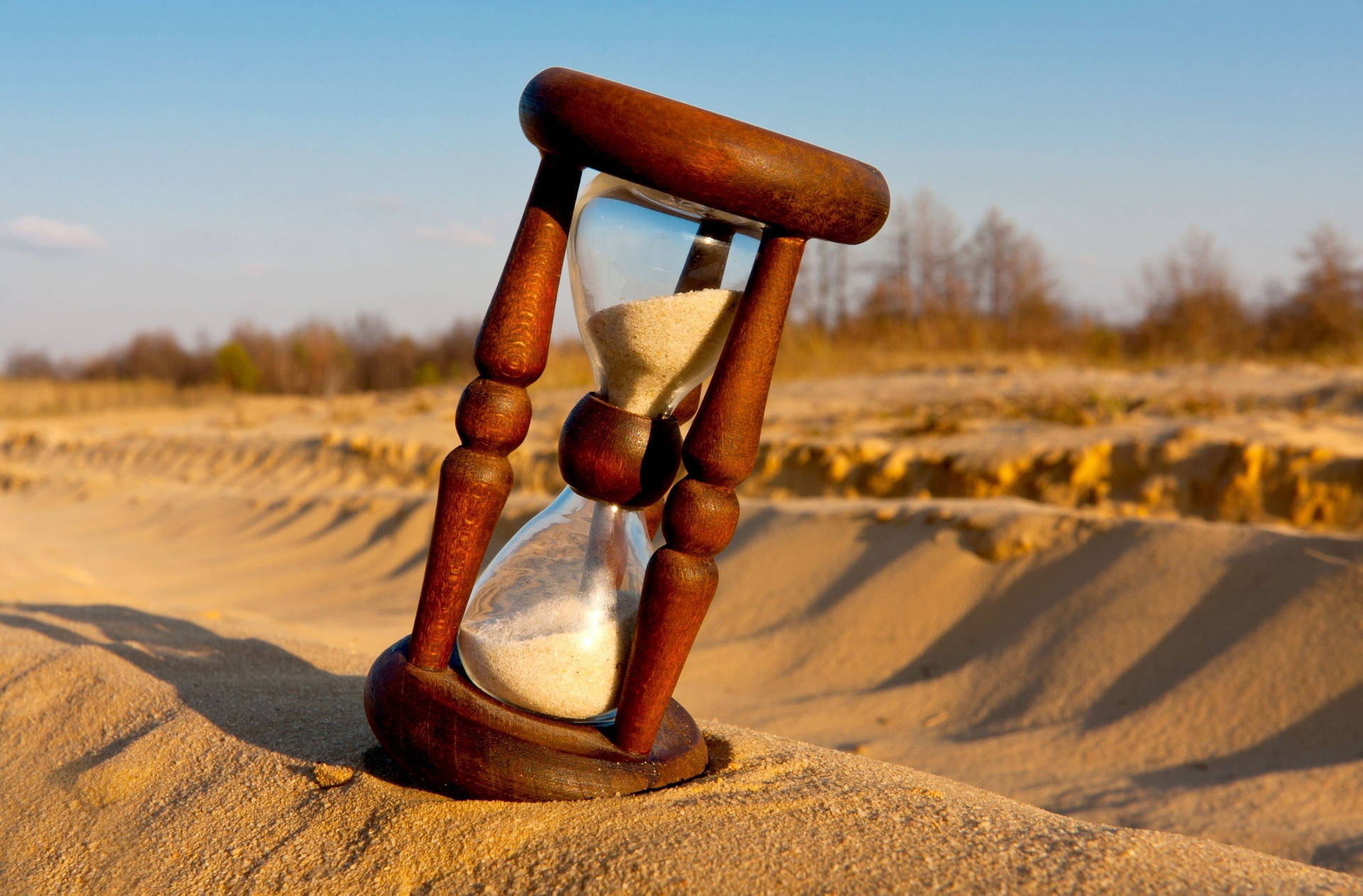 Hourglass On Small Sand Hill Tiempo Background Background