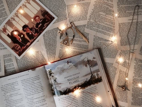 Hp Pages Scattered Aesthetic Background