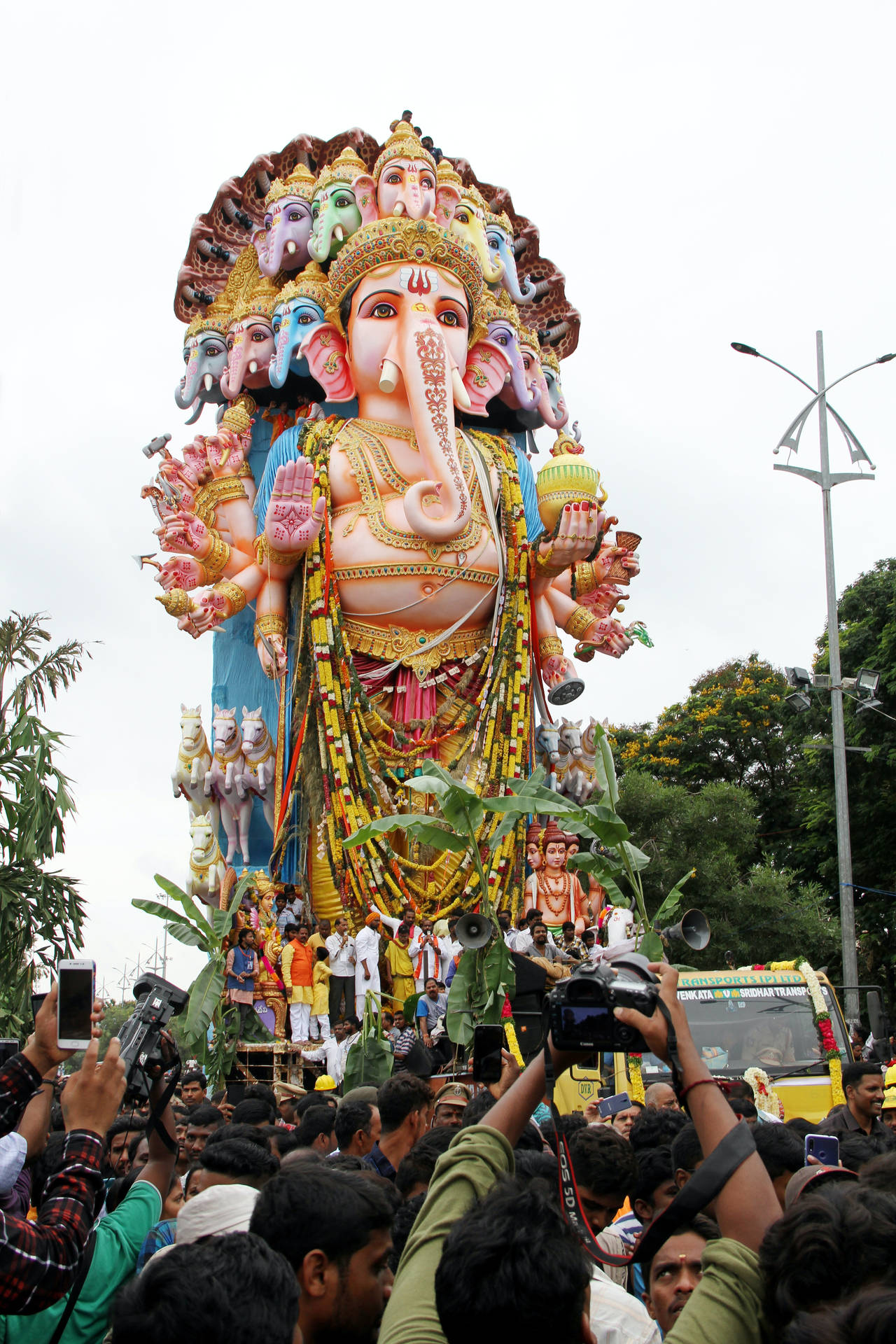 Huge Statue Of Ganesh Mobile Background