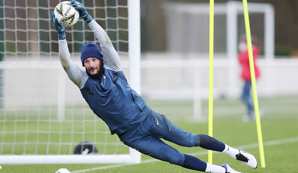 Hugo Lloris Catching The Ball Background