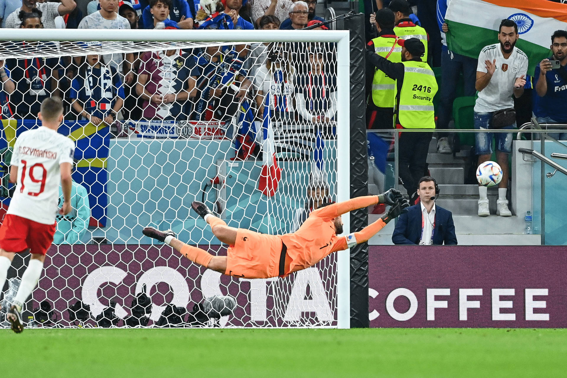 Hugo Lloris Lunging Save Background