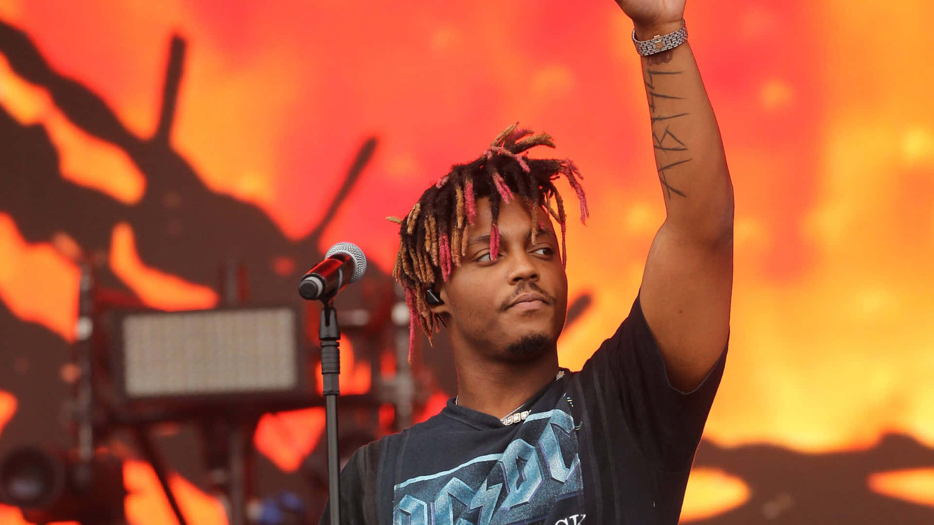 Hundreds Of Fans Enjoying The Juice Wrld Concert Background