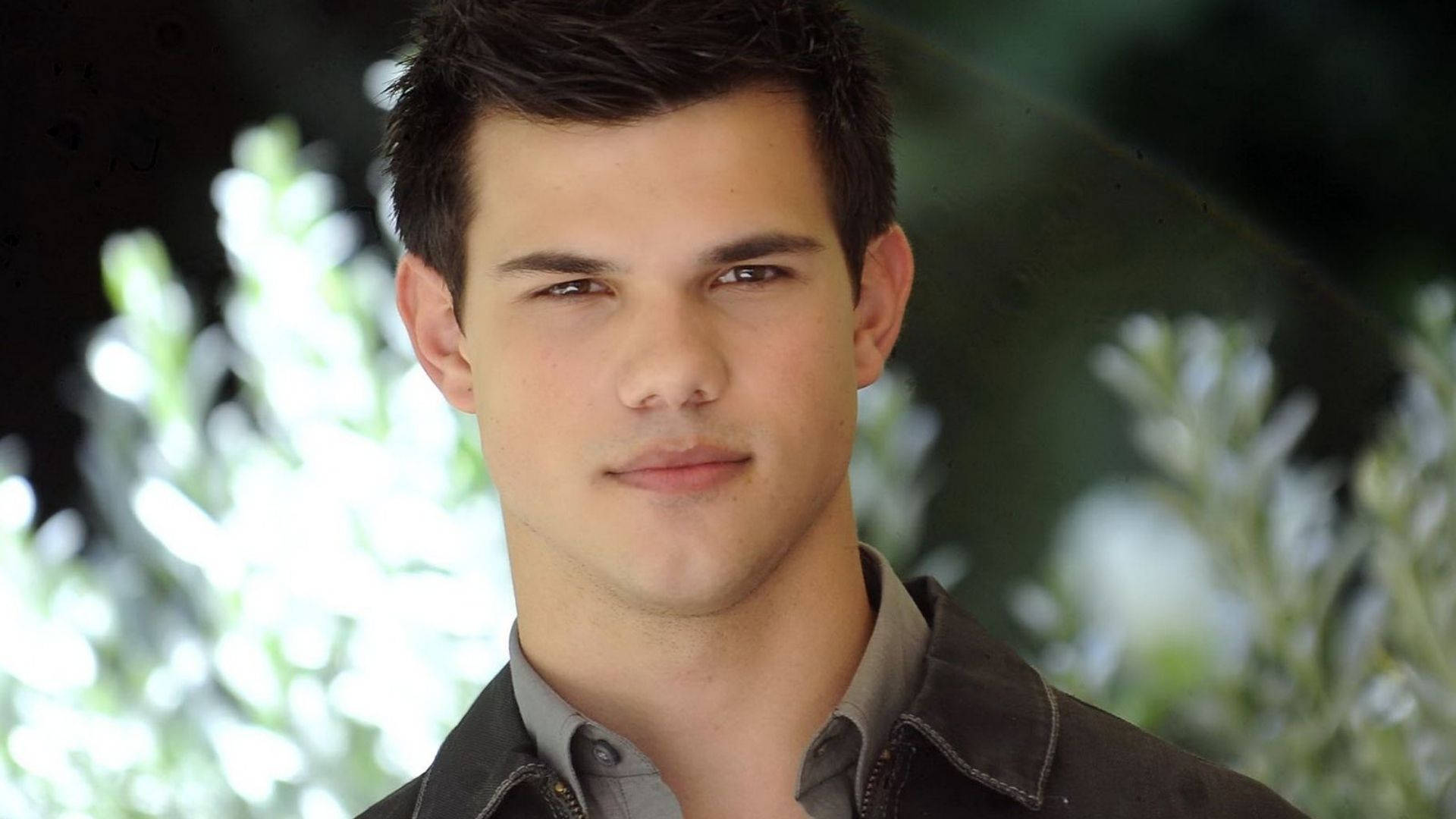 Hunk Actor Taylor Lautner Background