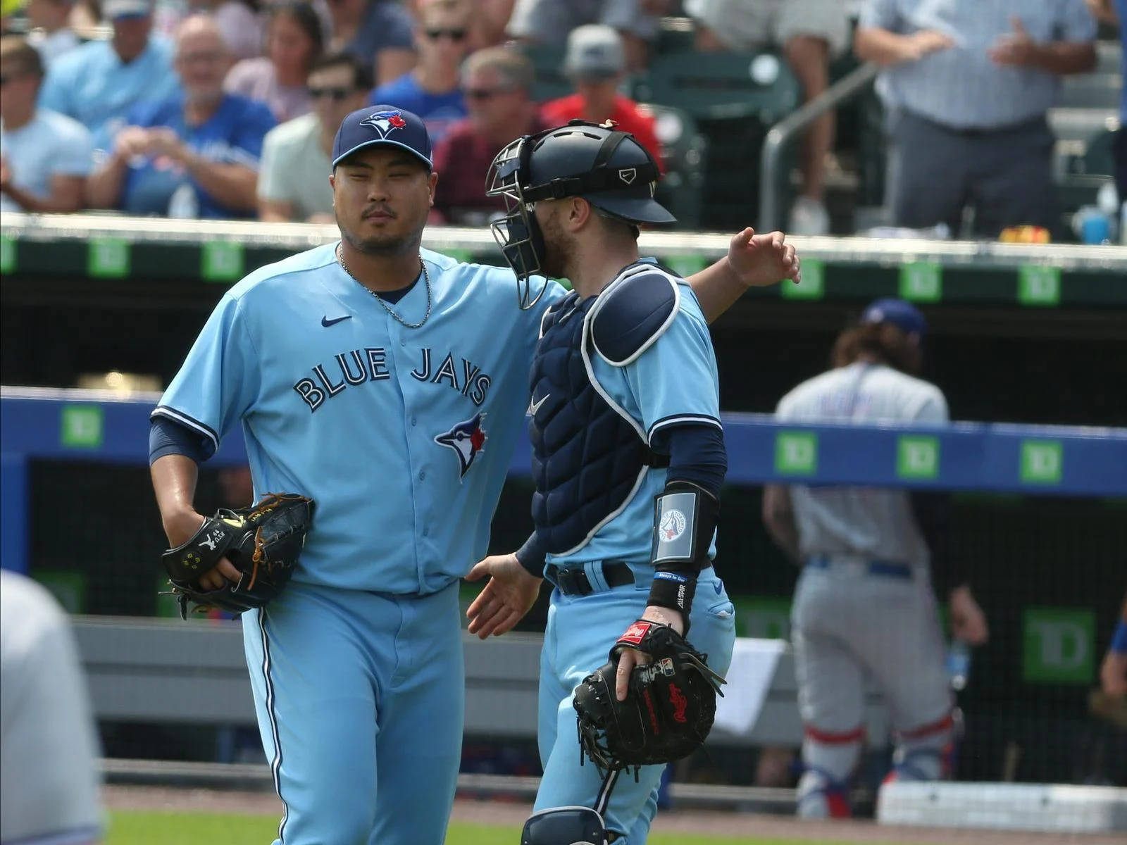 Hyun Jin Ryu Arm Around Teammate