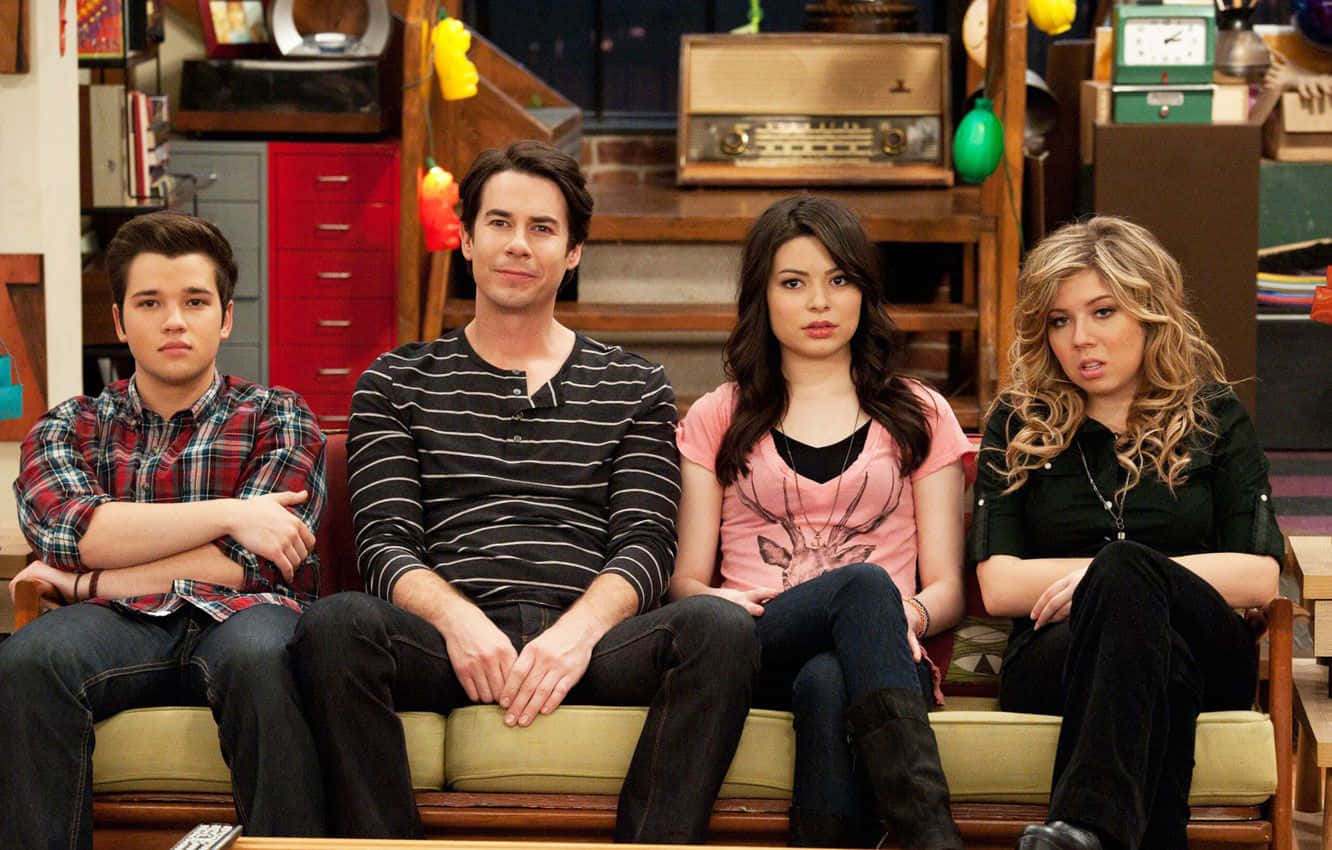 I Carly Cast On Couch Background