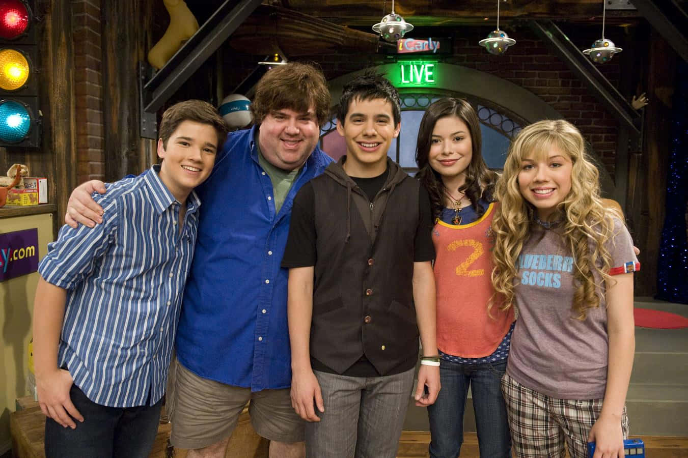 I Carly Cast On Set Background