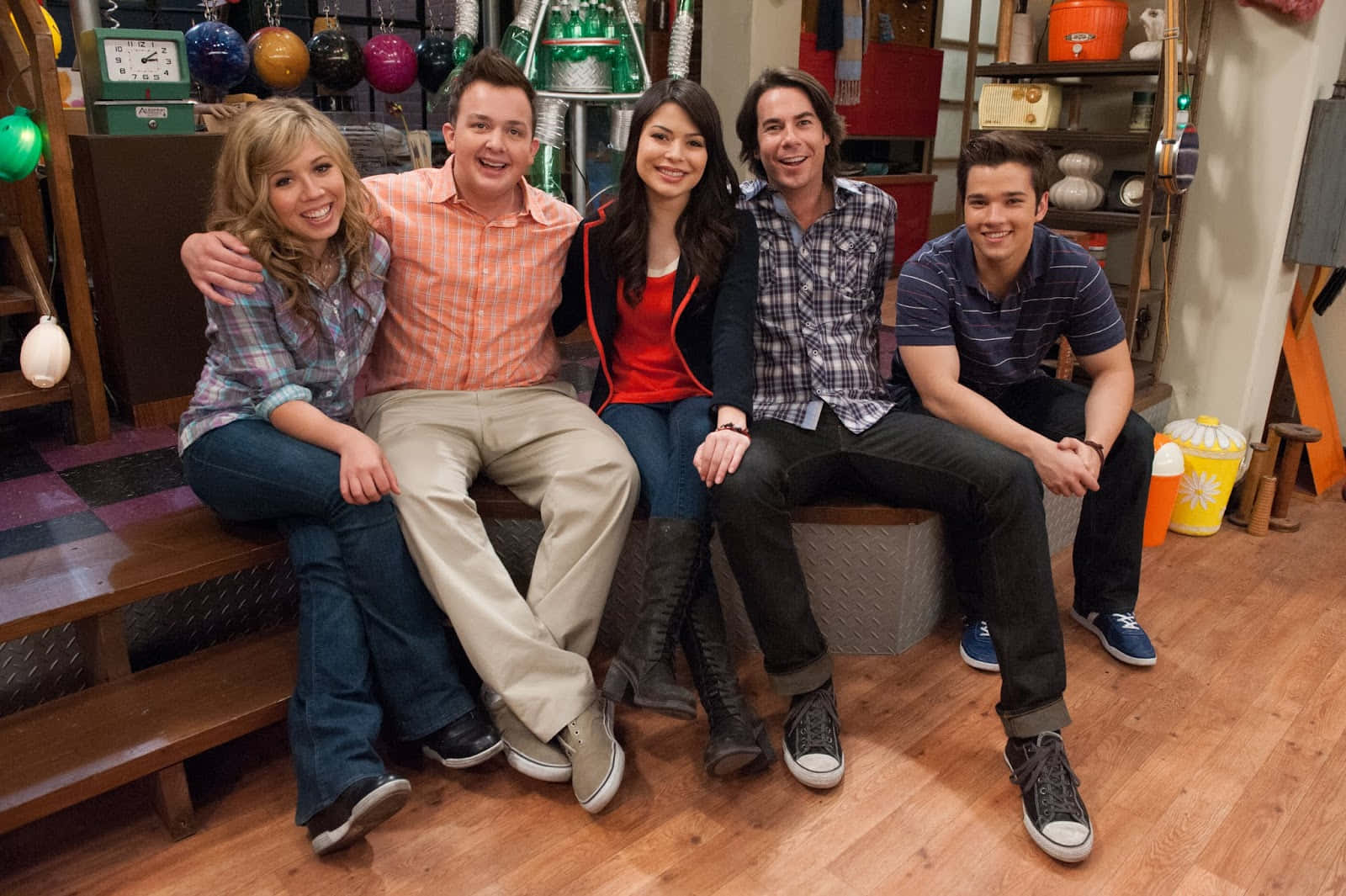 I Carly Cast Together On Set