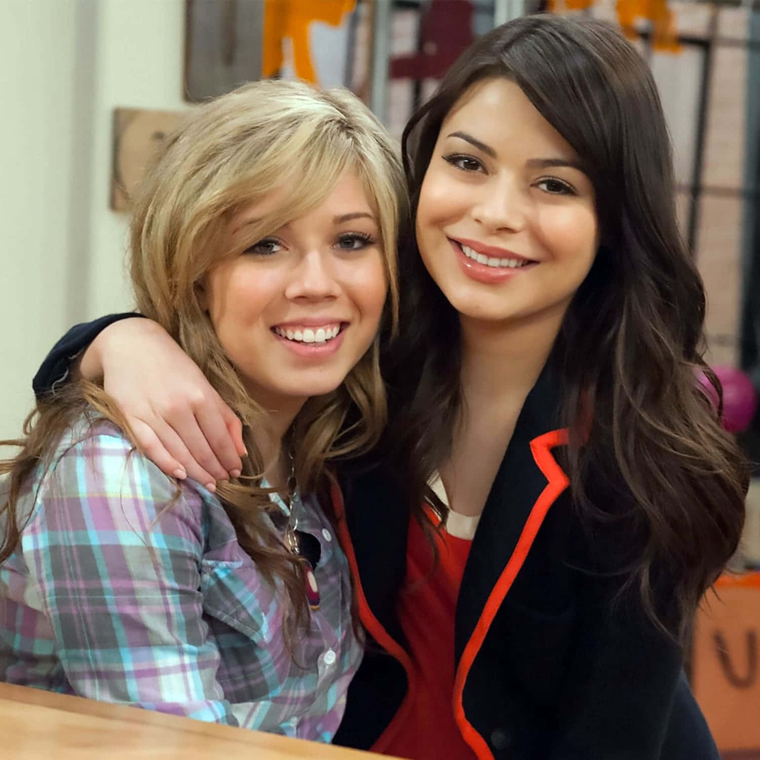 I Carly Friends Smiling Together Background