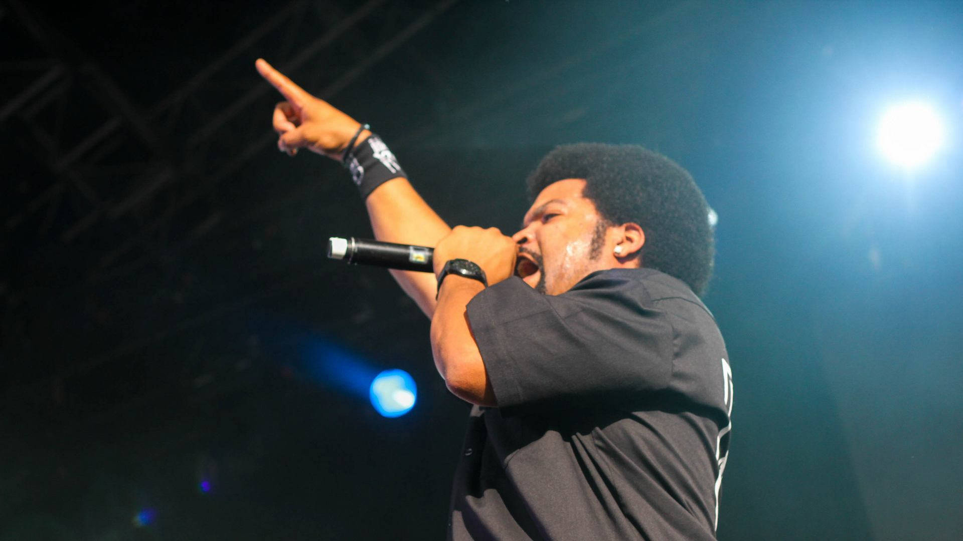 Ice Cube Performing Background