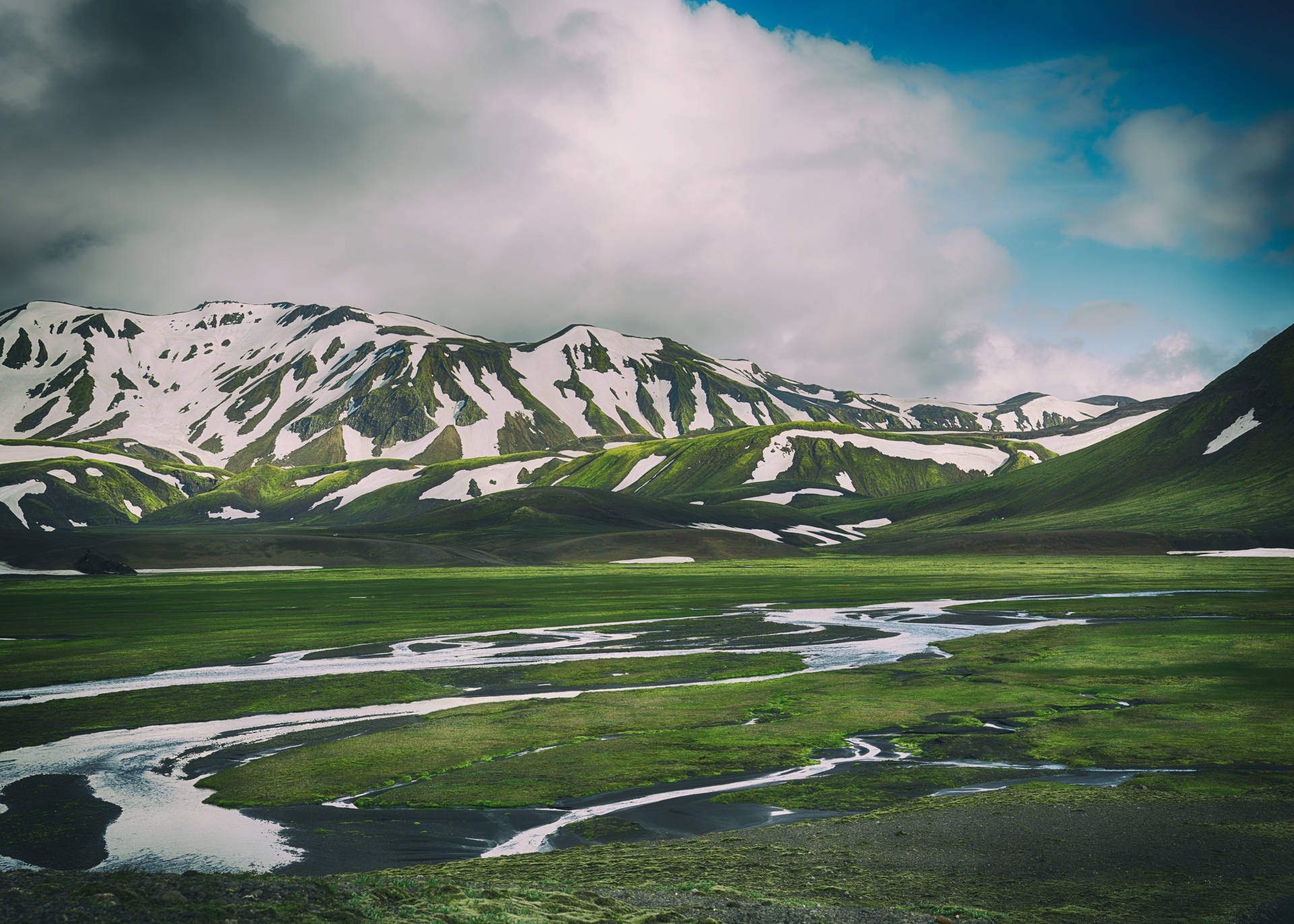 Iceland Green And White Mountains Background